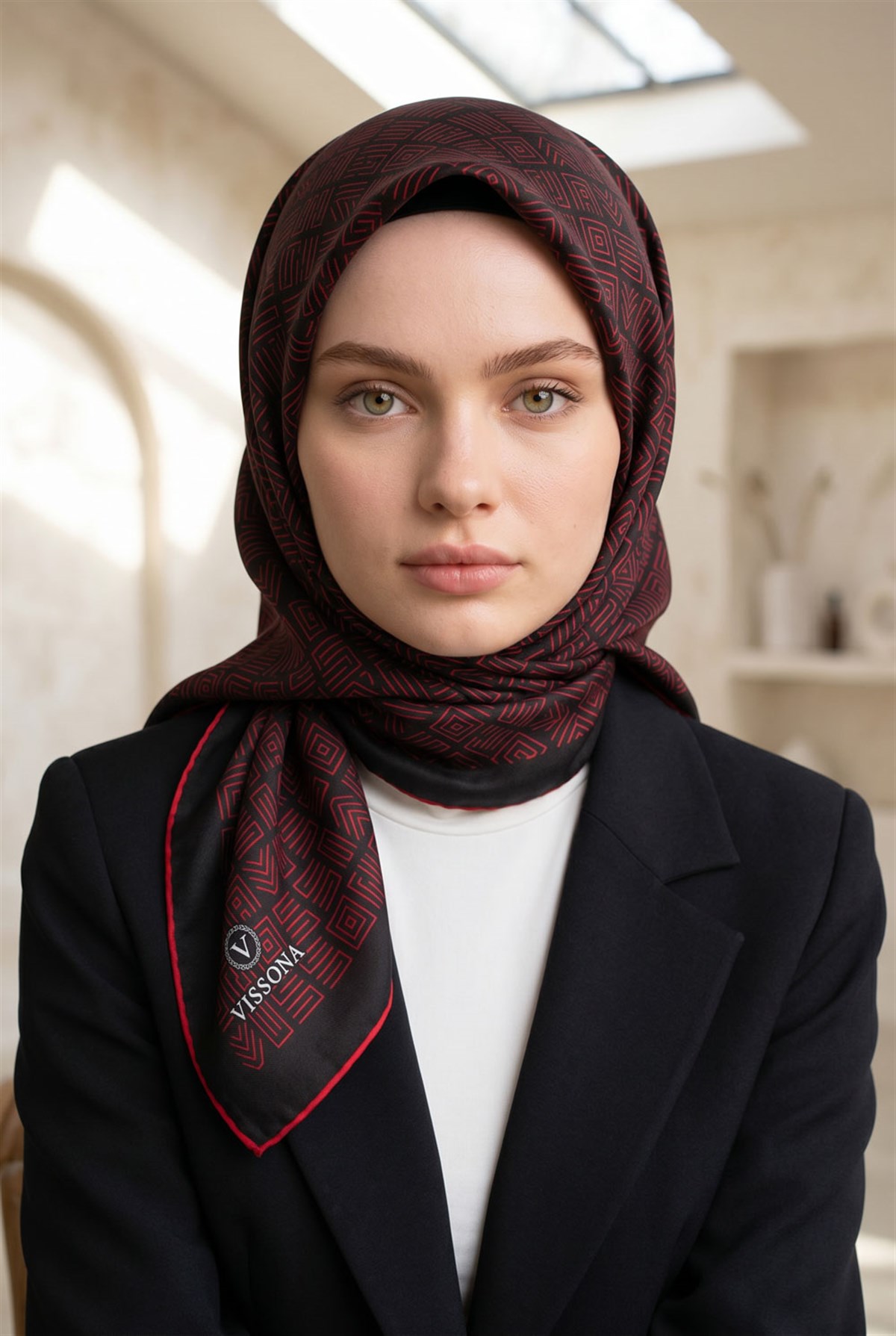 %57 İPEK %43 VİSKON Twill İpek Etnik Motif Desenli Siyah - Kırmızı Renkli 90x90 Eşarp Dikim Şekli : El Dikişi