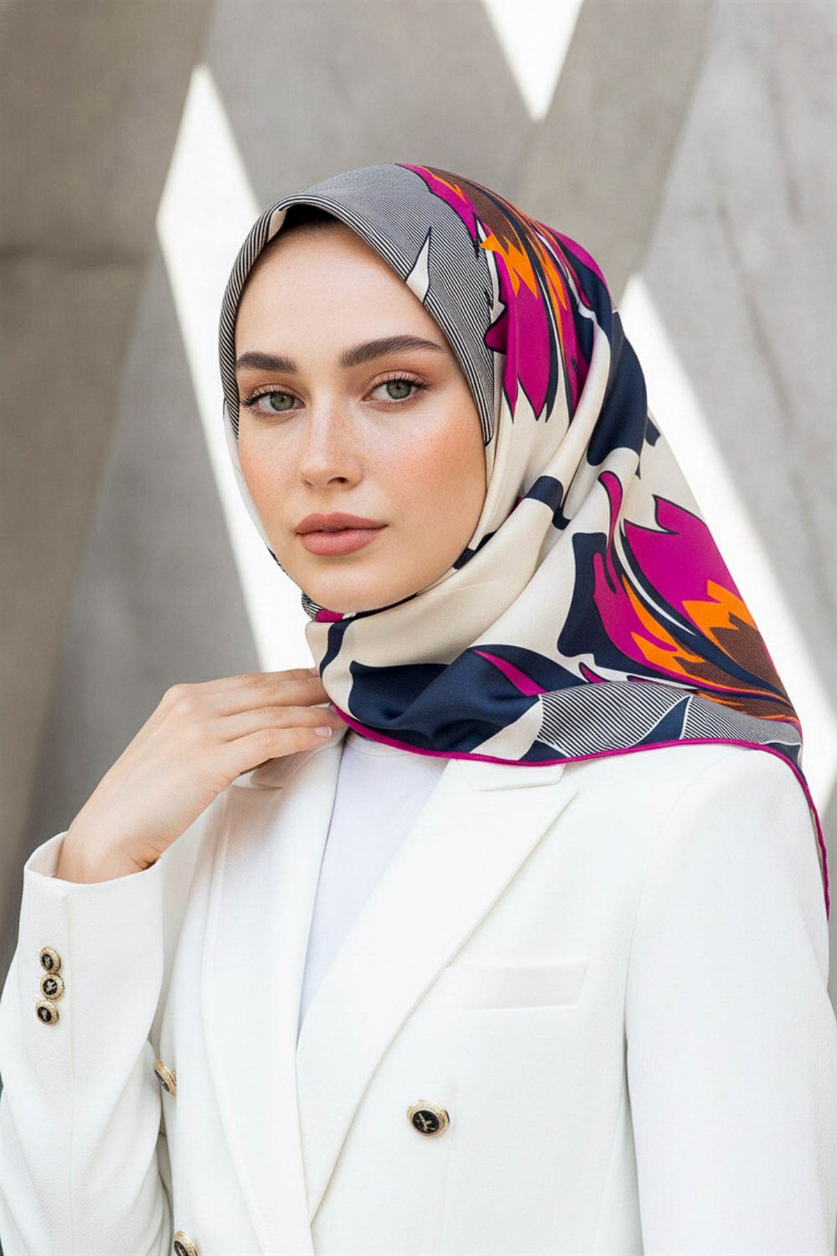 %100 Twill İpek Çiçek Desenli Fuşya - Lacivert Renkli 90x90 Eşarp Dikim Şekli : El Dikişi