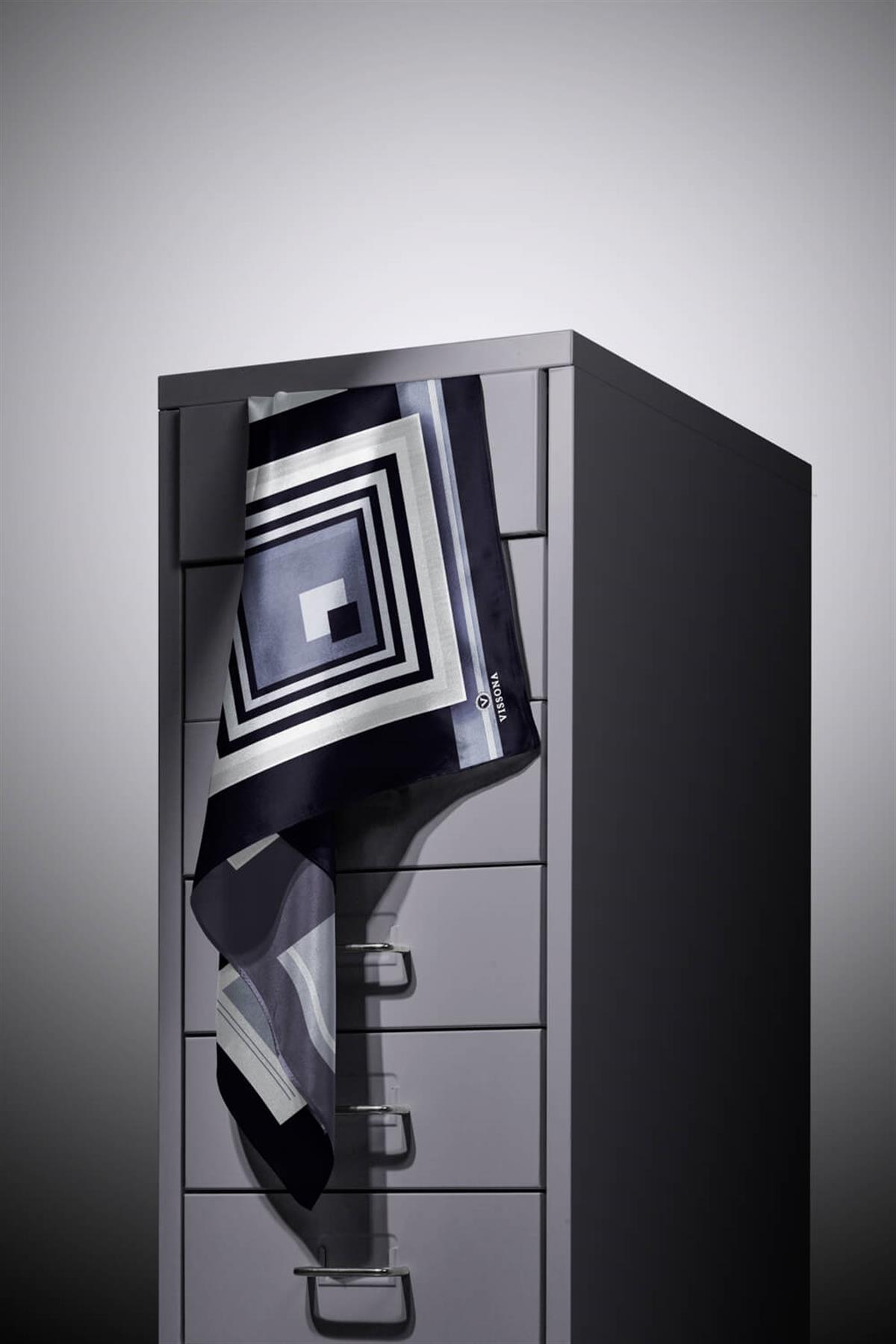 %100 Twill İpek Kare Desenli Siyah - Gri Renkli 90x90 Eşarp Kenar Dikiş Şekli El Dikişli