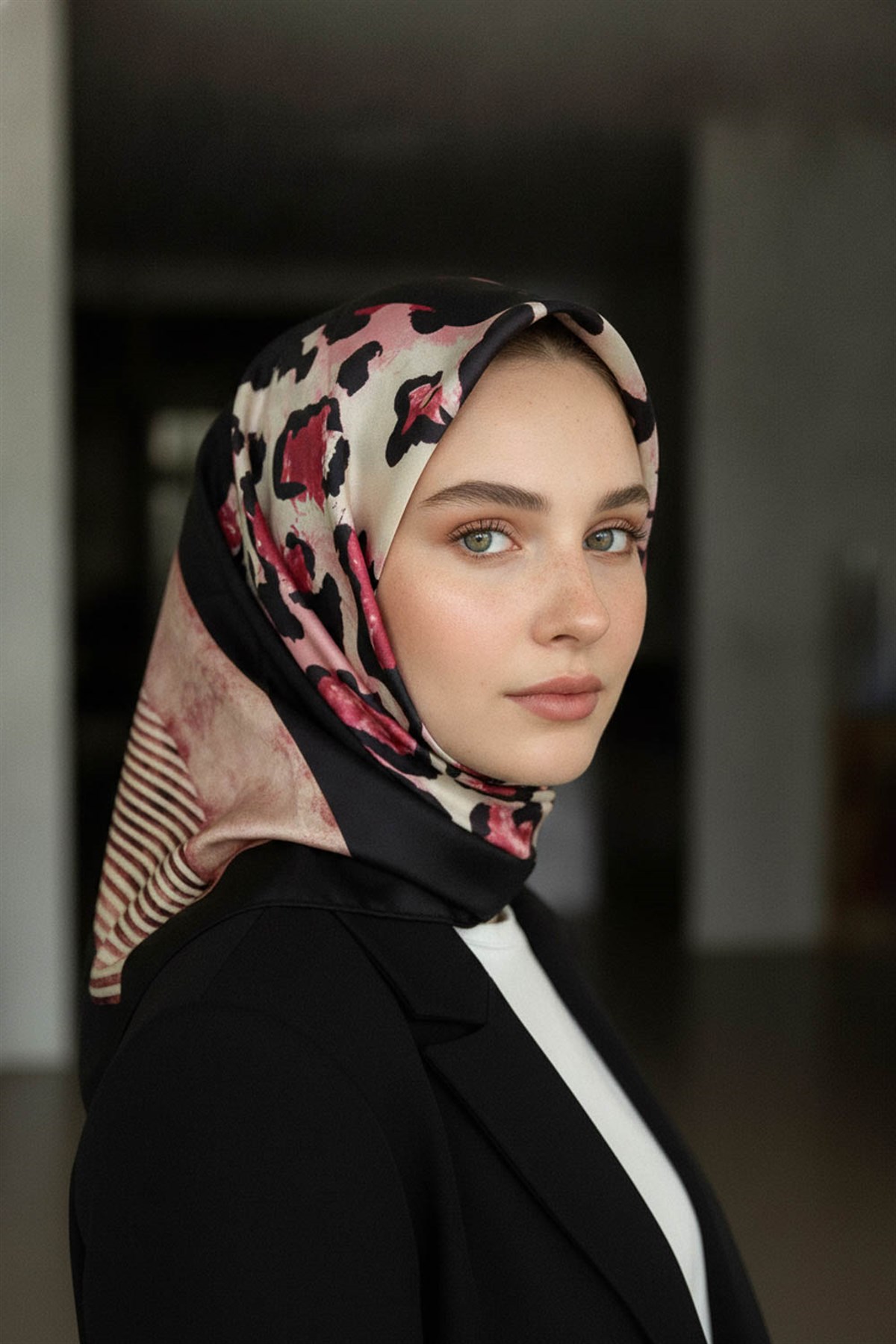 %100 Twill İpek Leopar Ve Geometrik Desenli Bordo Renkli 90x90 Eşarp Dikim Şekli : El Dikişi