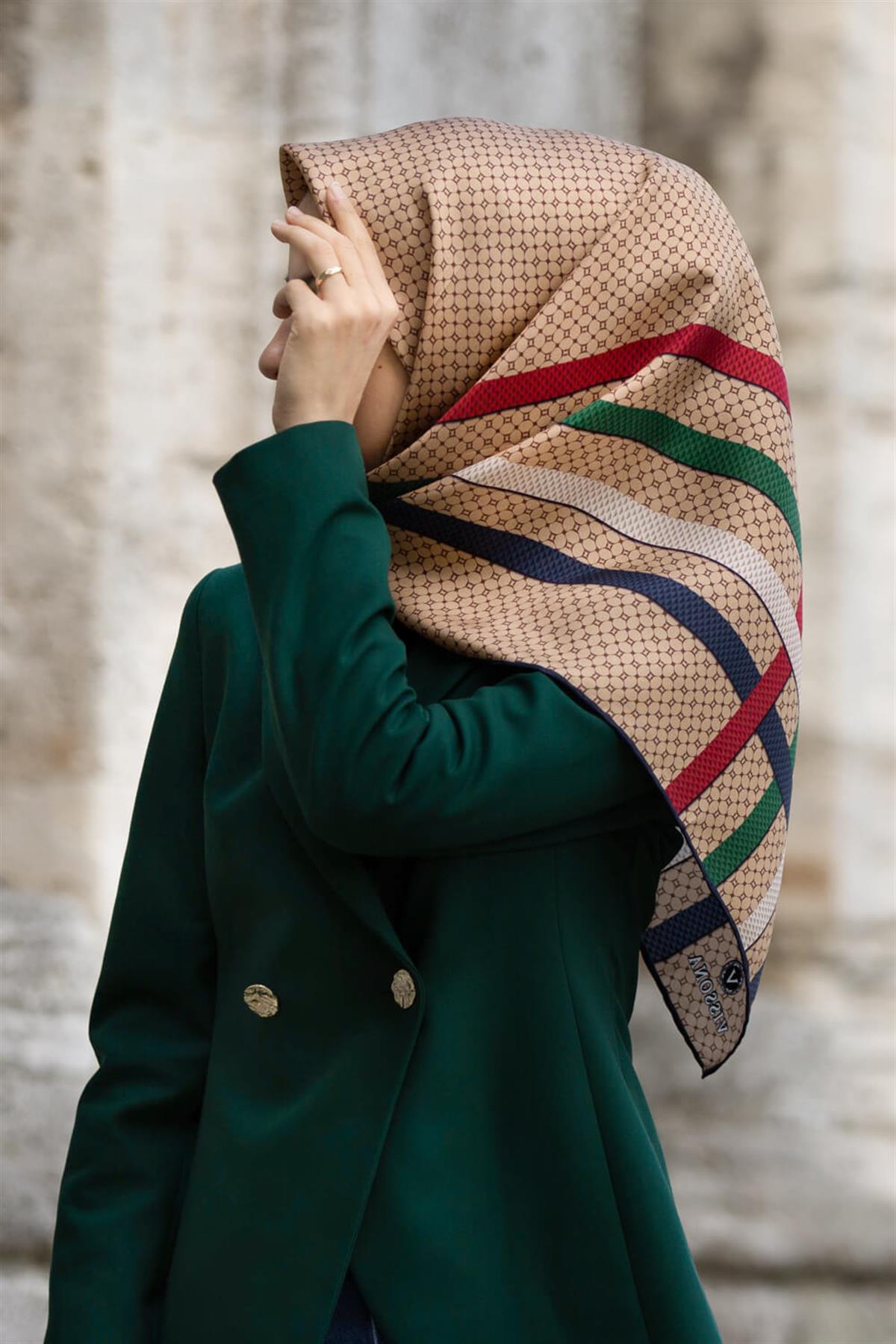 %100 Twill İpek Bantlı Monogram Desenli Bej - Lacivert Renkli 90x90 Eşarp Dikim Şekli : El Dikişi