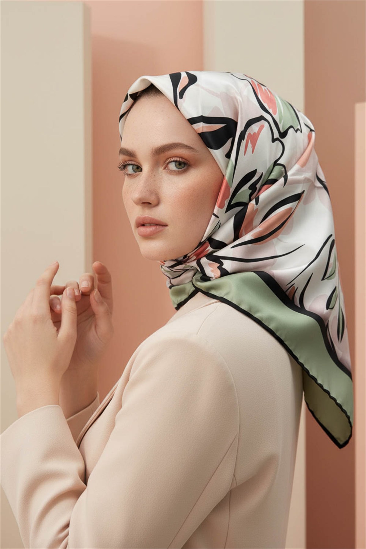 Rayon Bordürlü Çiçek Desenli Koyu Mint Yeşili Renkli 90x90 Dikim Şekli : El Dikişi Eşarp (İpek İçermez)