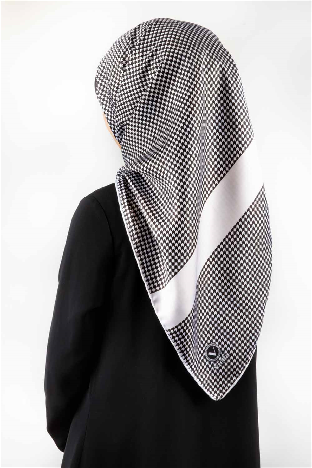 Twill Kazayaklı Şerit Desenli Krem Renkli 90x90 Eşarp (İpek İçermez) Dikim Şekli : El Dikişi