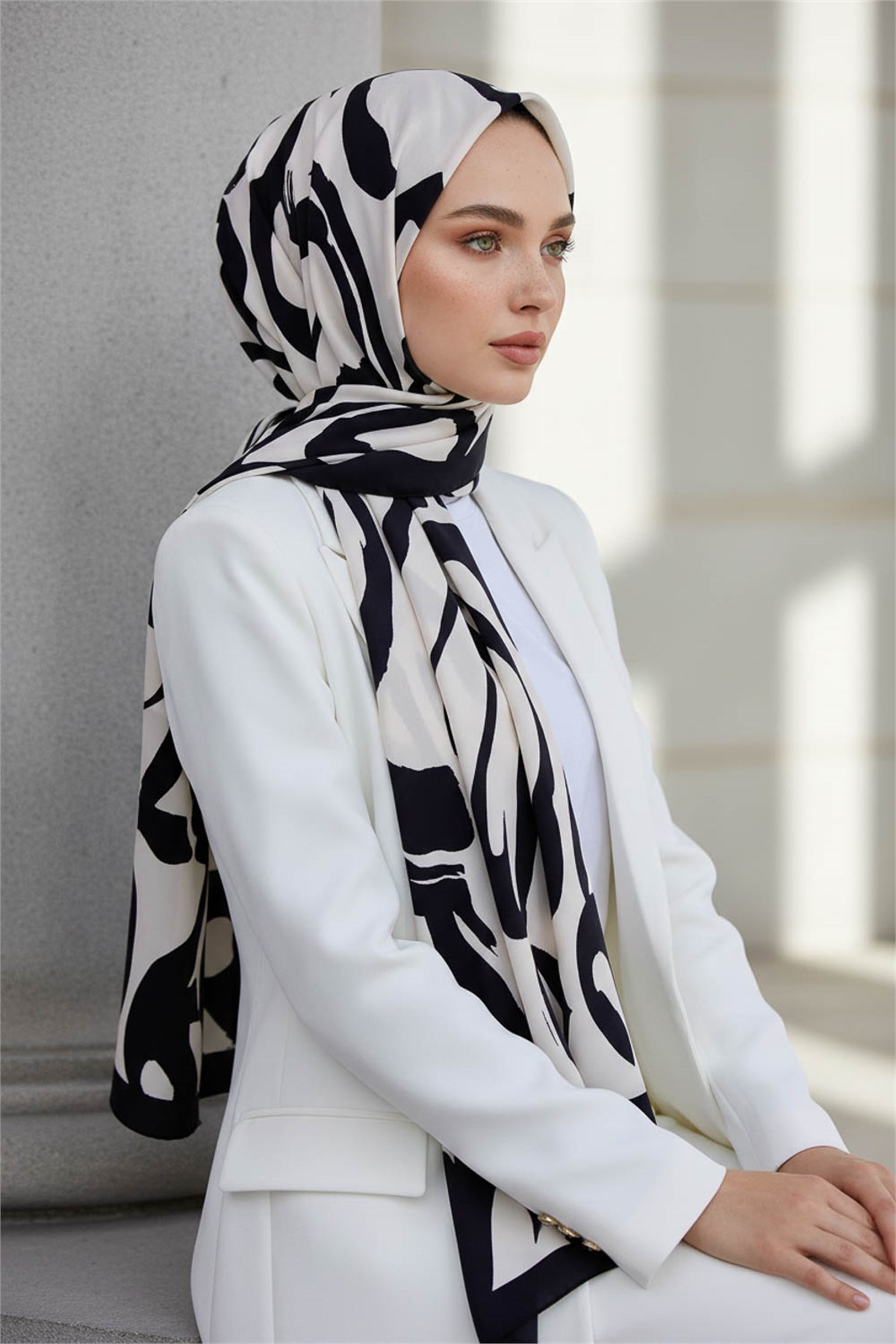 KREP FIRÇA DARBESİ DESENLİ KREM - SİYAH RENKLİ 75X195 KIRIŞMAZ ŞAL