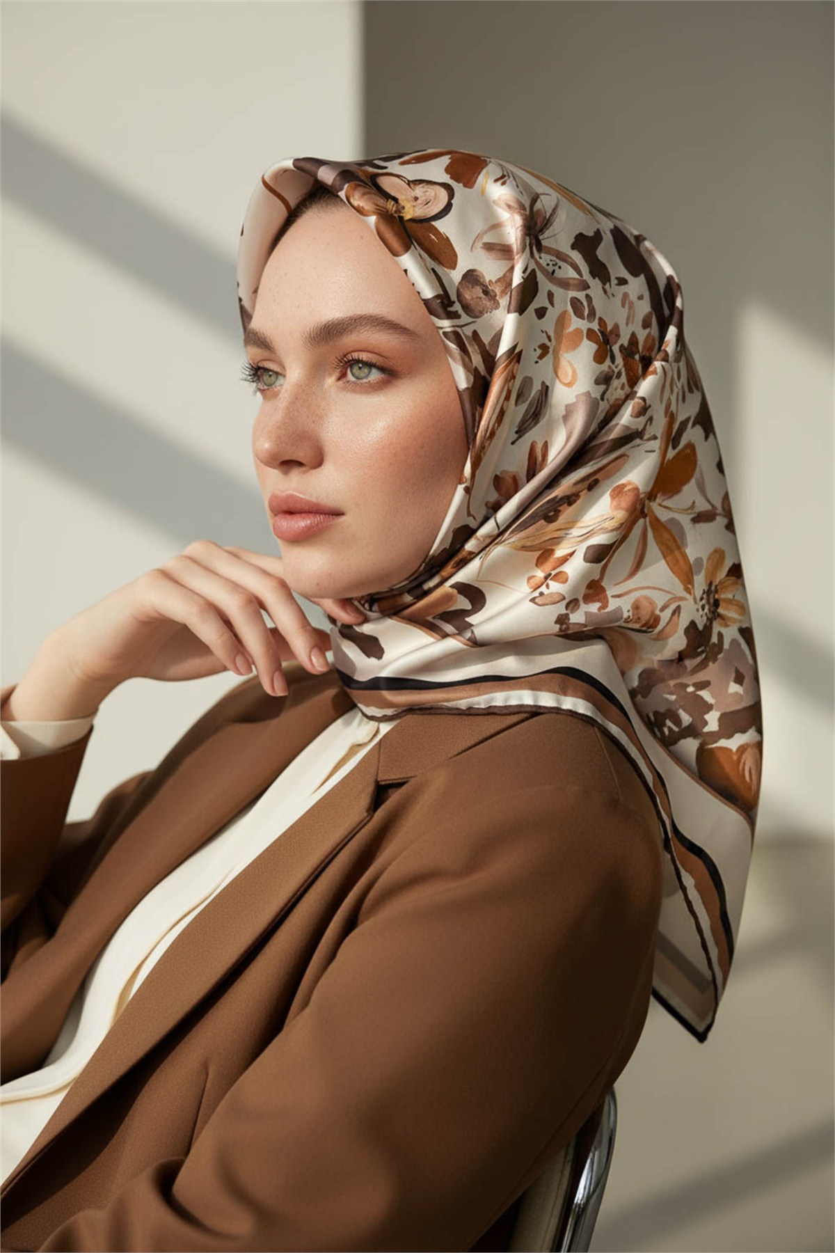 Rayon Çiçek Desenli Bej Renkli 90x90 Dikim Şekli : El Dikişi Eşarp (İpek İçermez)