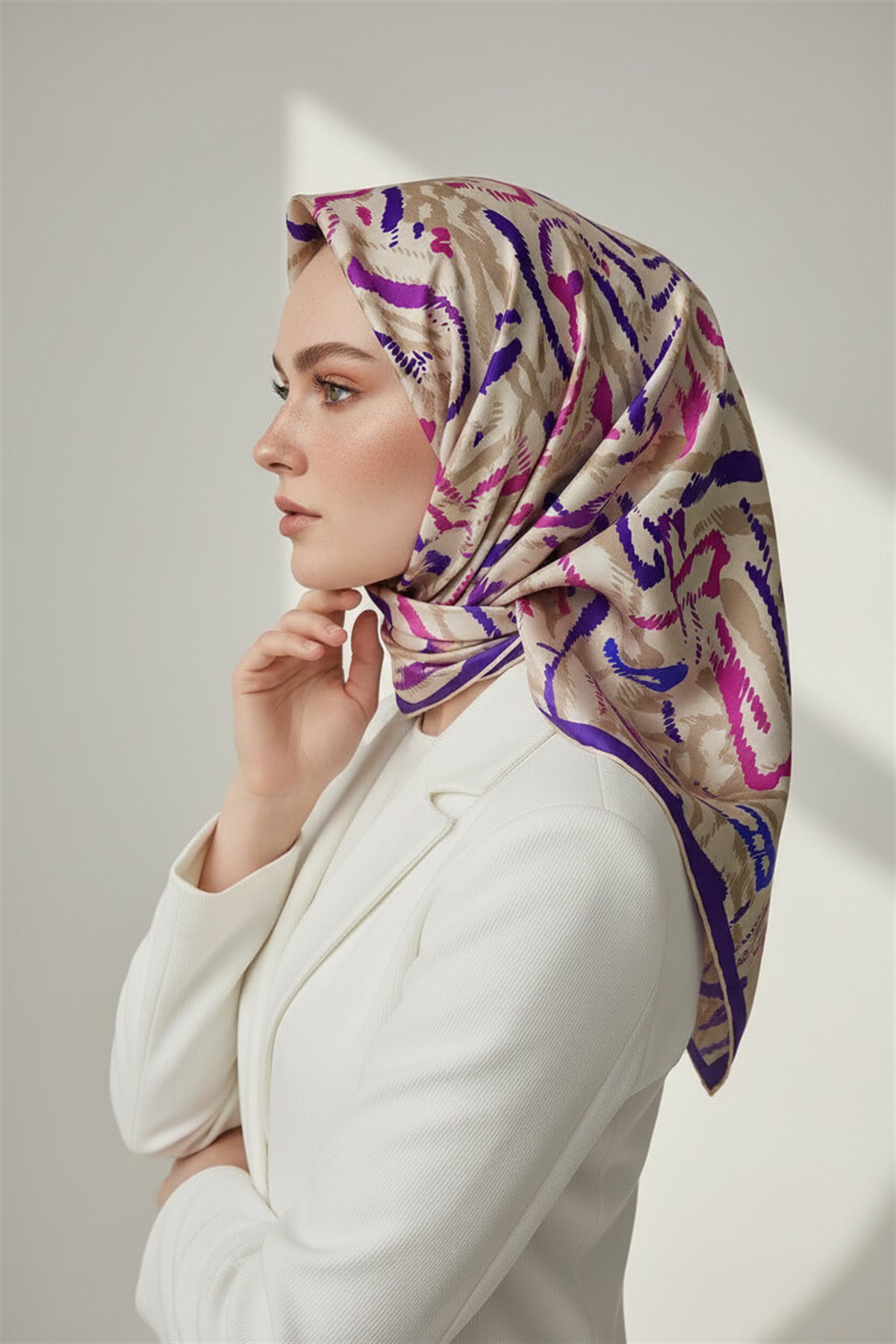 %100 Twill İpek Geometrik Desenli Mor - Fuşya Renkli 90x90 Eşarp Dikim Şekli : El Dikişi
