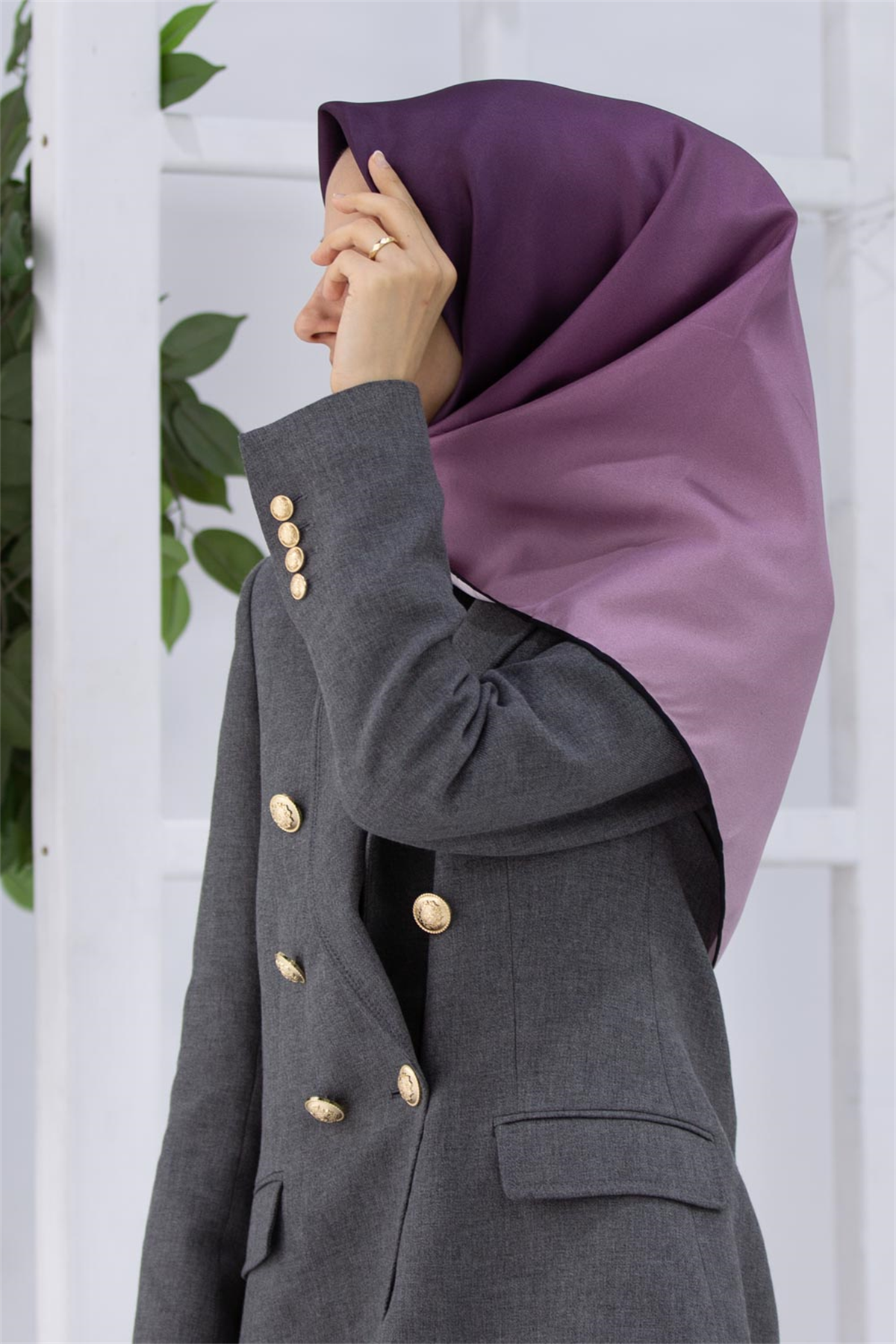 % 57 İPEK % 43 VİSKON Twill İpek Degrade Desenli Gül Kurusu Renkli 90x90 Eşarp Dikim Şekli : El Dikişi