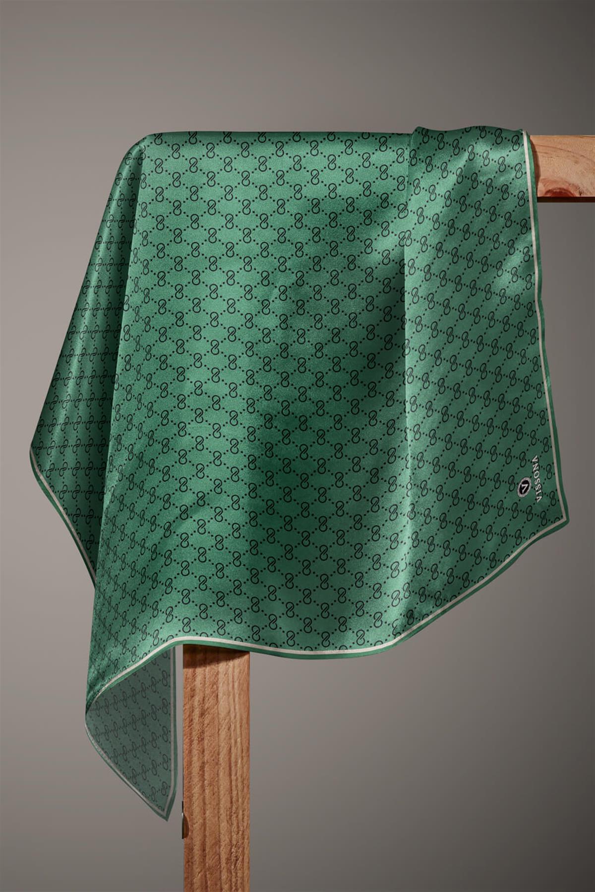 %100 Twill İpek Geometrik Desenli Zümrüt Yeşili Renkli 90x90 Eşarp Dikim Şekli : El Dikişi