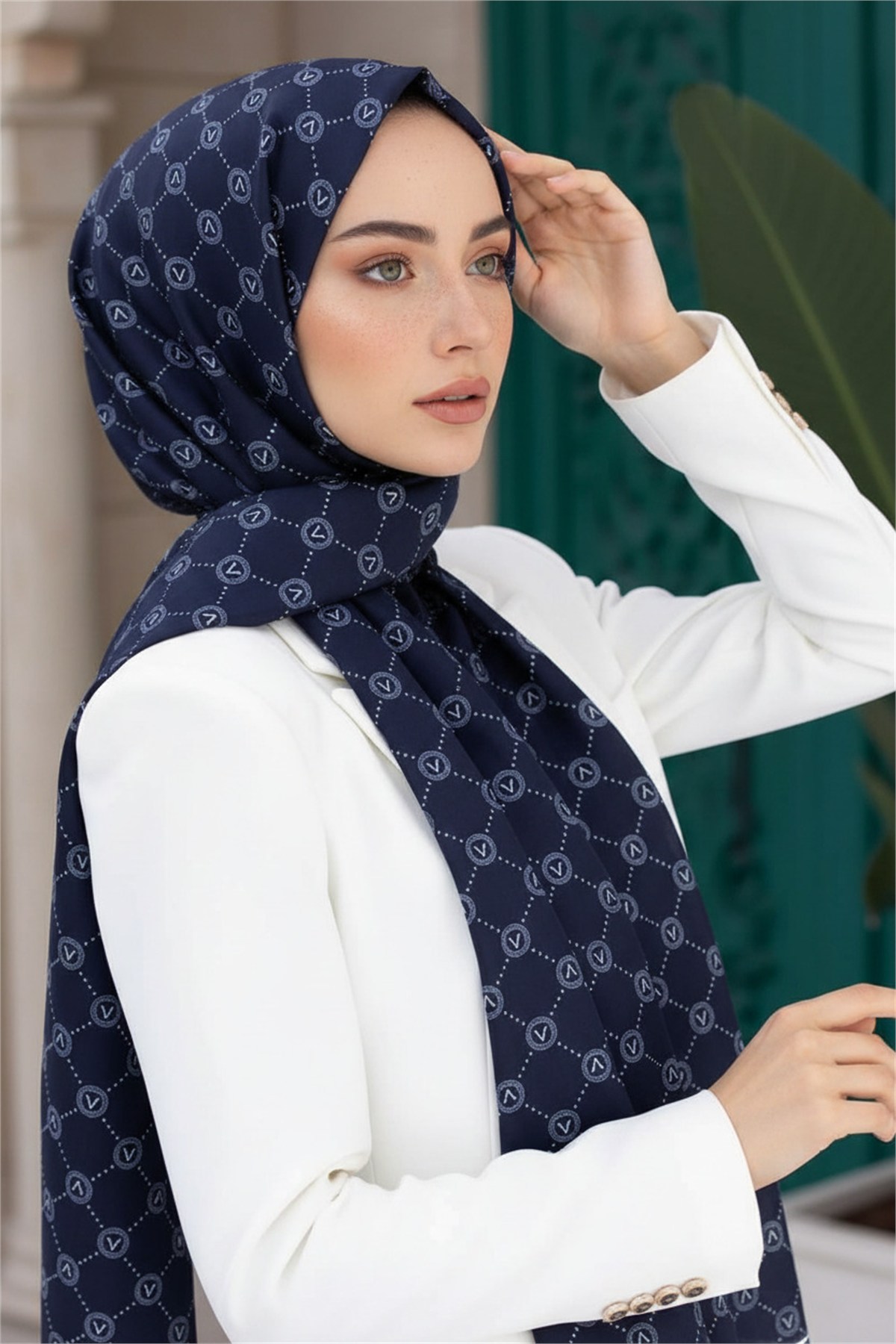 %100 Saf İpek Şal İnce Saten Vual Dokuma V Logo Desenli Lacivert Renkli 90x210 Şal
