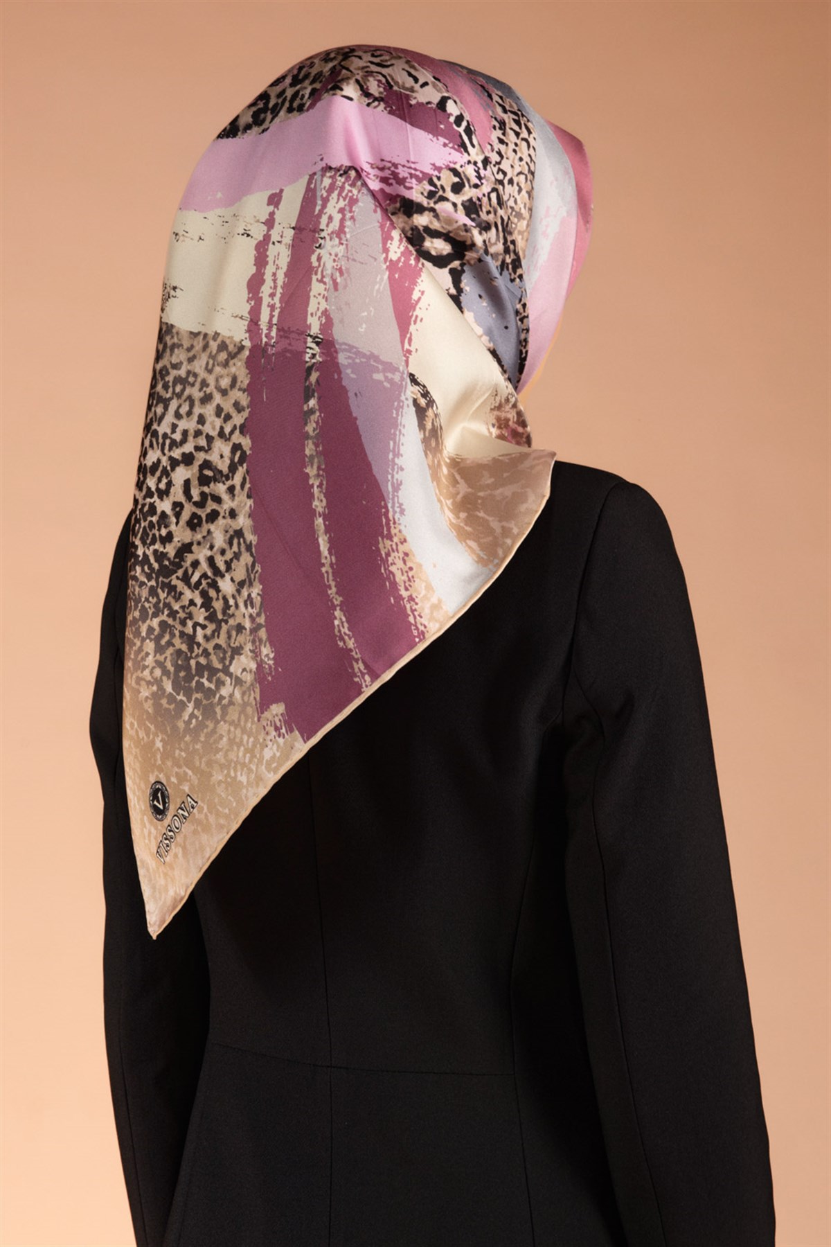 %100 Twill İpek Leopar ve Fırça Desenli Bej - Pudra Renkli 90x90 Eşarp Dikim Şekli : El Dikişi