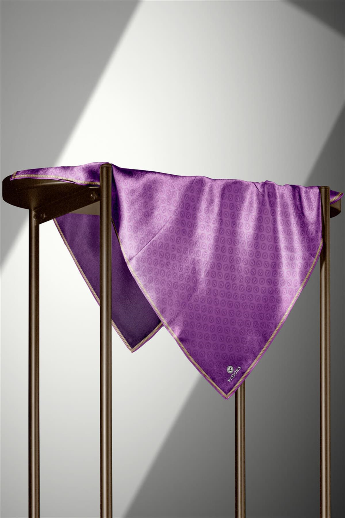 % 57 İPEK % 43 VİSKON Twill İpek Monogram Desenli Mor Renkli 90x90 Eşarp Dikim Şekli : El Dikişi