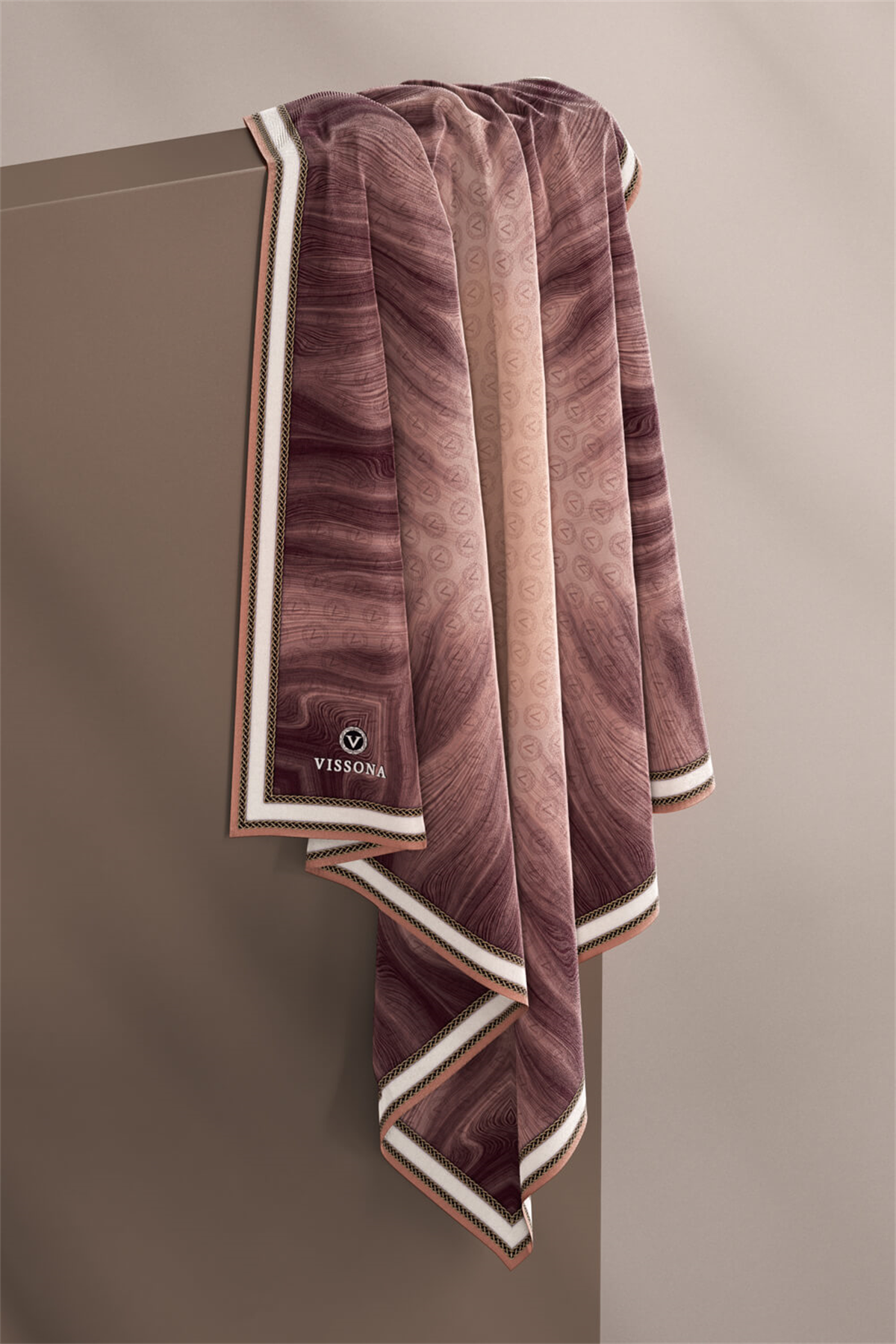 100% Twill İpek Monogram Desenli Somon Renkli 90x90 Dikim Şekli : El Dikişi Eşarp