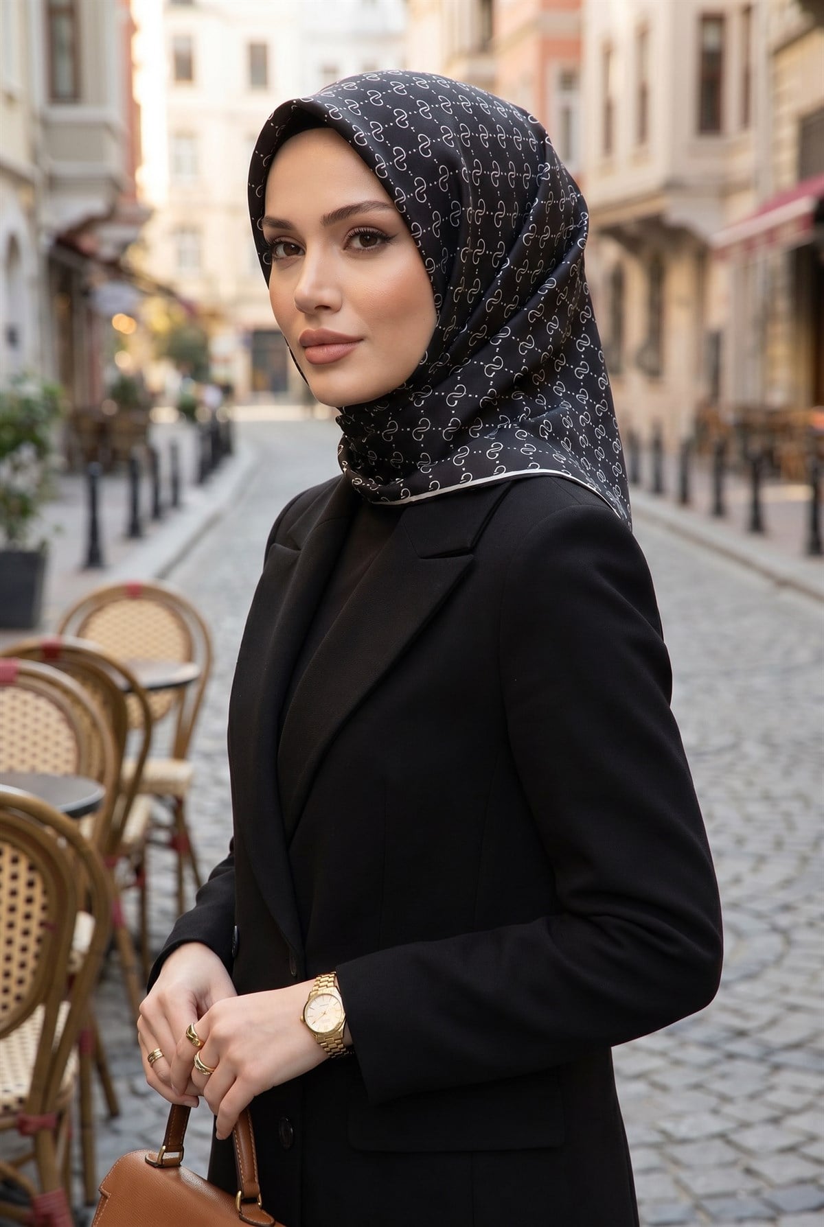 %100 Twill İpek Geometrik Desenli Siyah - Beyaz Renkli 90x90 Eşarp Dikim Şekli : El Dikişi