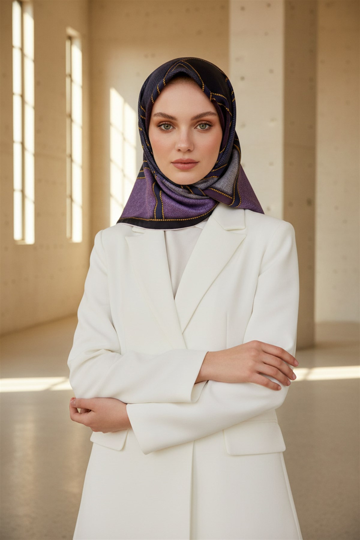 100% Twill İpek Gold Detaylı Kare Desenli Lacivert - Mürdüm Renkli 90x90 Dikim Şekli : El Dikişi