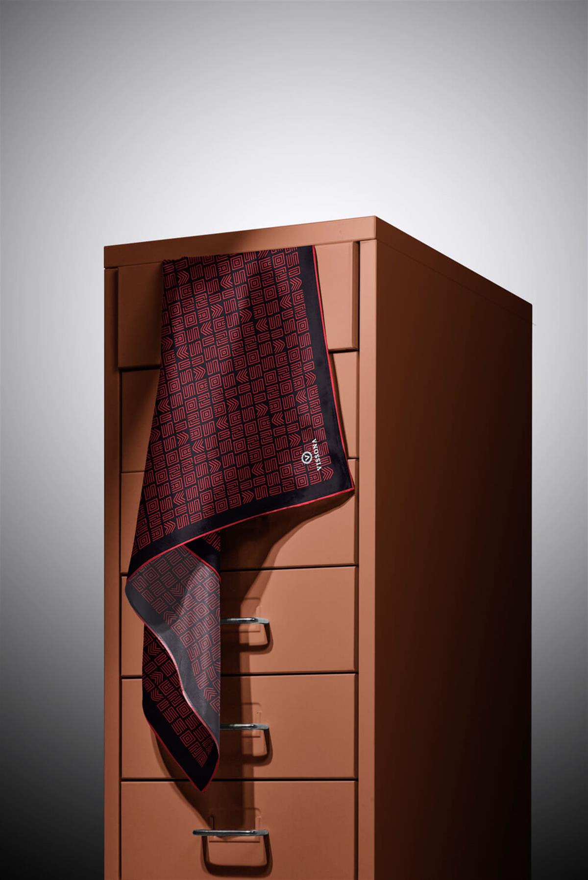 100% Twill İpek Etnik Motif Desenli Siyah - Kırmızı Renkli 90x90 Dikim Şekli : El Dikişi Eşarp