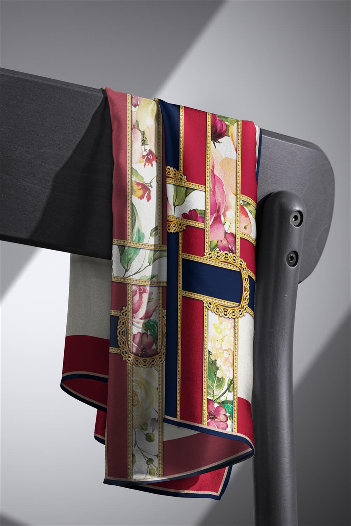 100% Twill İpek Şeritli Çiçek Desenli Bordo - Lacivert Renkli 90x90 Dikim Şekli : El Dikişi Eşarp