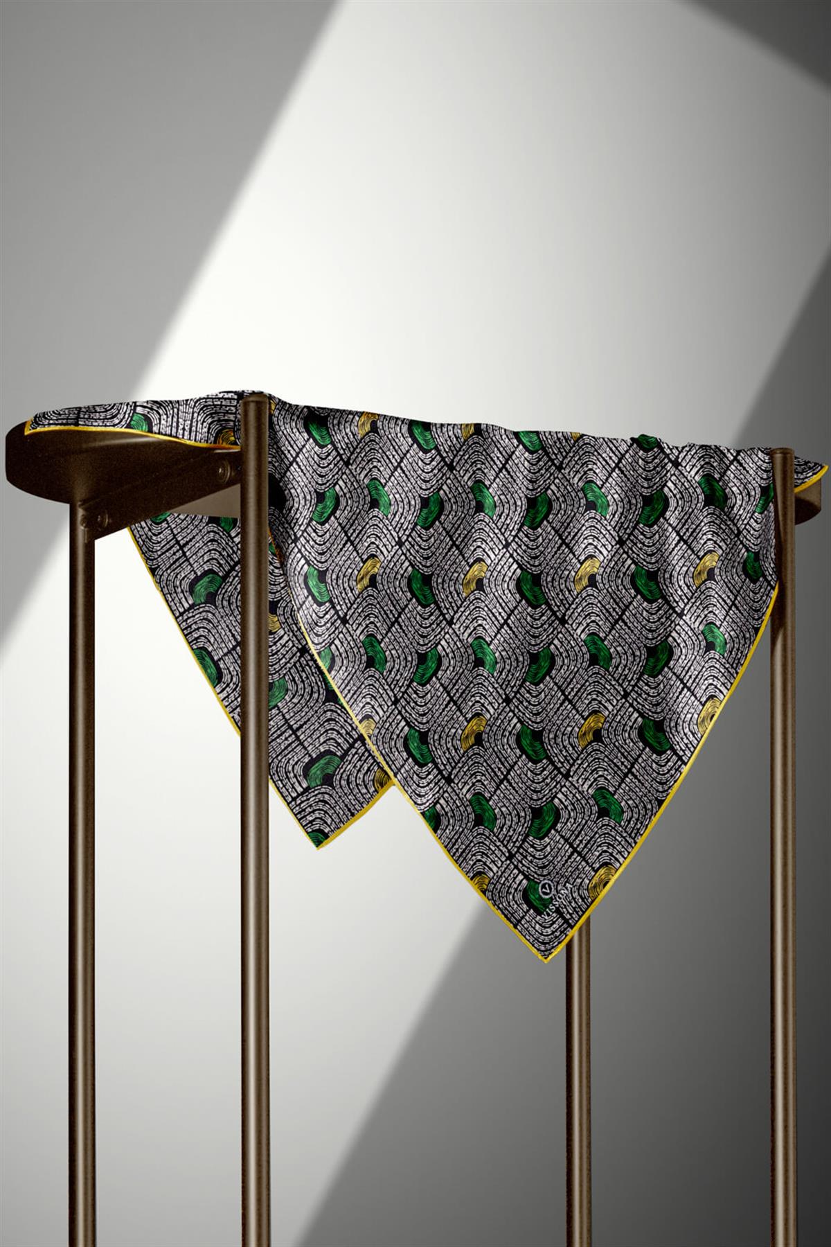 %100 Twill İpek Geometrik Desenli Sarı - Siyah Renkli 90x90 Eşarp Dikim Şekli : El Dikişi