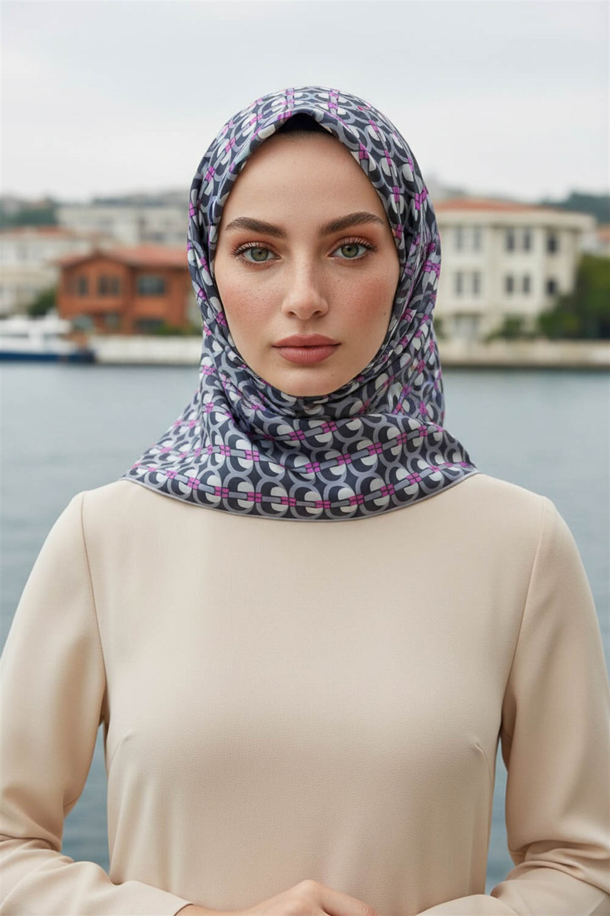 %100 Twill İpek Geometrik Desenli Gri - Fuşya Renkli 90x90 Eşarp Dikim Şekli : El Dikişi