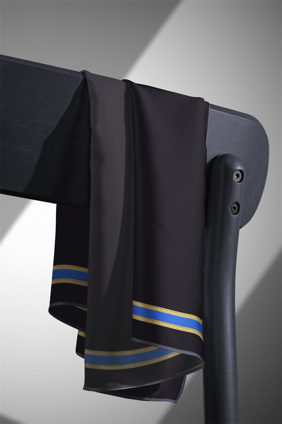 % 57 İPEK % 43 VİSKON Twill İpek Dokulu Şerit Desenli Siyah - Saks Renkli 90x90 Eşarp Dikim Şekli : El Dikişi