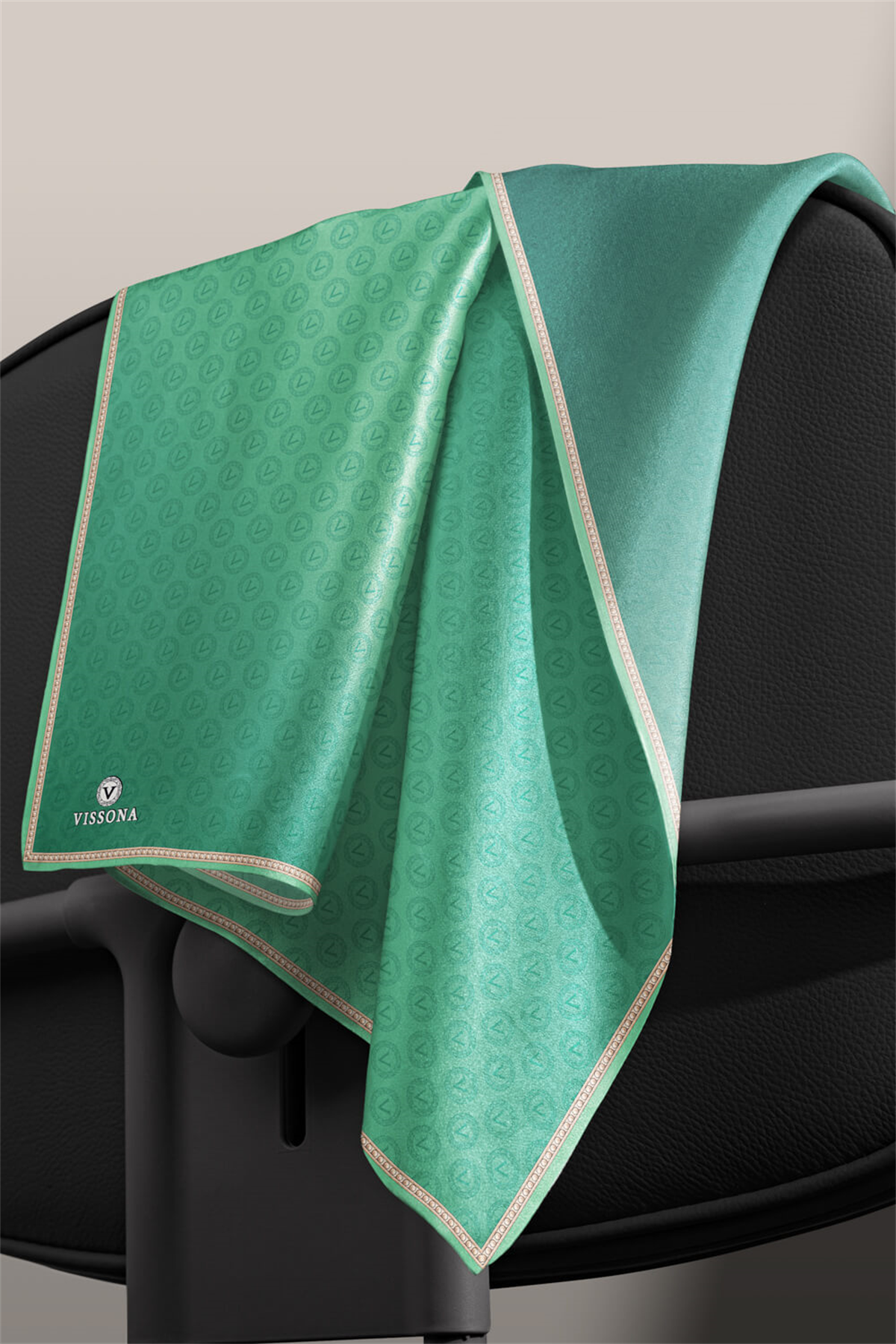 %100 Twill İpek Monogram Desenli Zümrüt Yeşili Renkli 90x90 Eşarp Dikim Şekli : El Dikişi