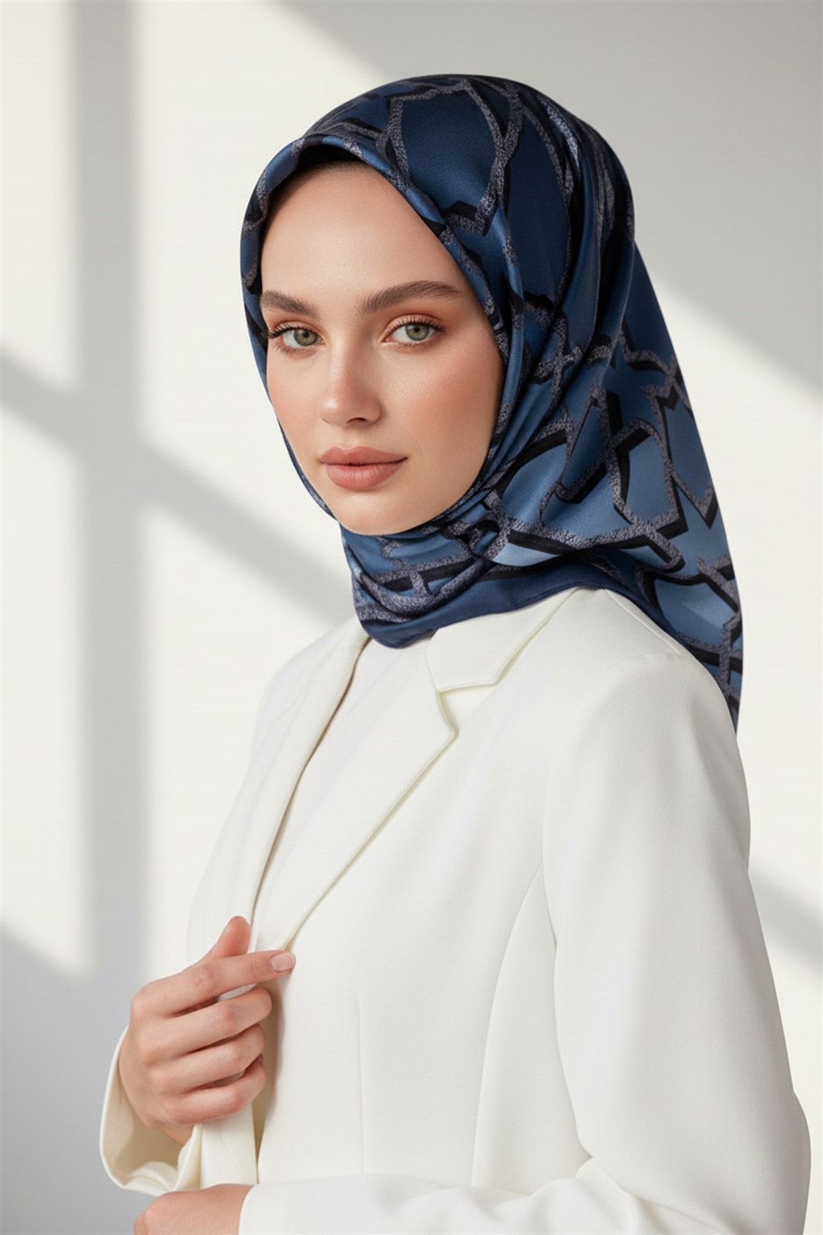 %100 Twill Türk Motifi  Desenli Bebe Mavisi Renkli 90x90 Eşarp Dikim Şekli: El Dikişi