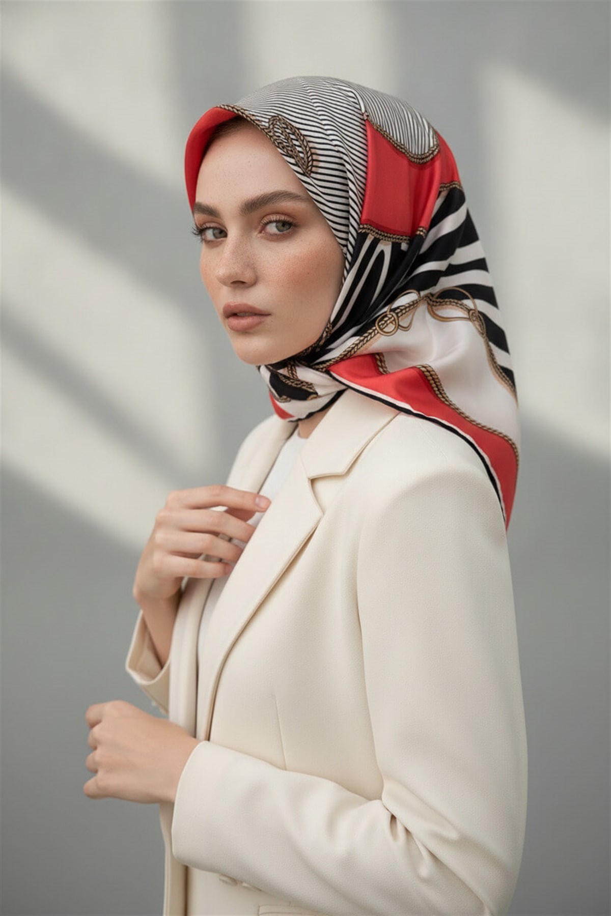 %100 Twill İpek Zincirli Ve Zebra Desenli Nar Çiçeği - Siyah Renkli 90x90 Eşarp Dikim Şekli : El Dikişi