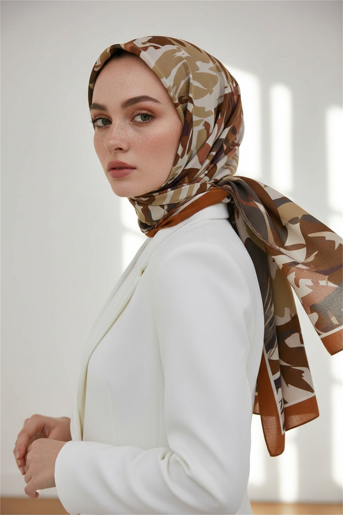 KREP GEOMETRİK DESENLİ TABA RENKLİ 75X195 KIRIŞMAZ ŞAL