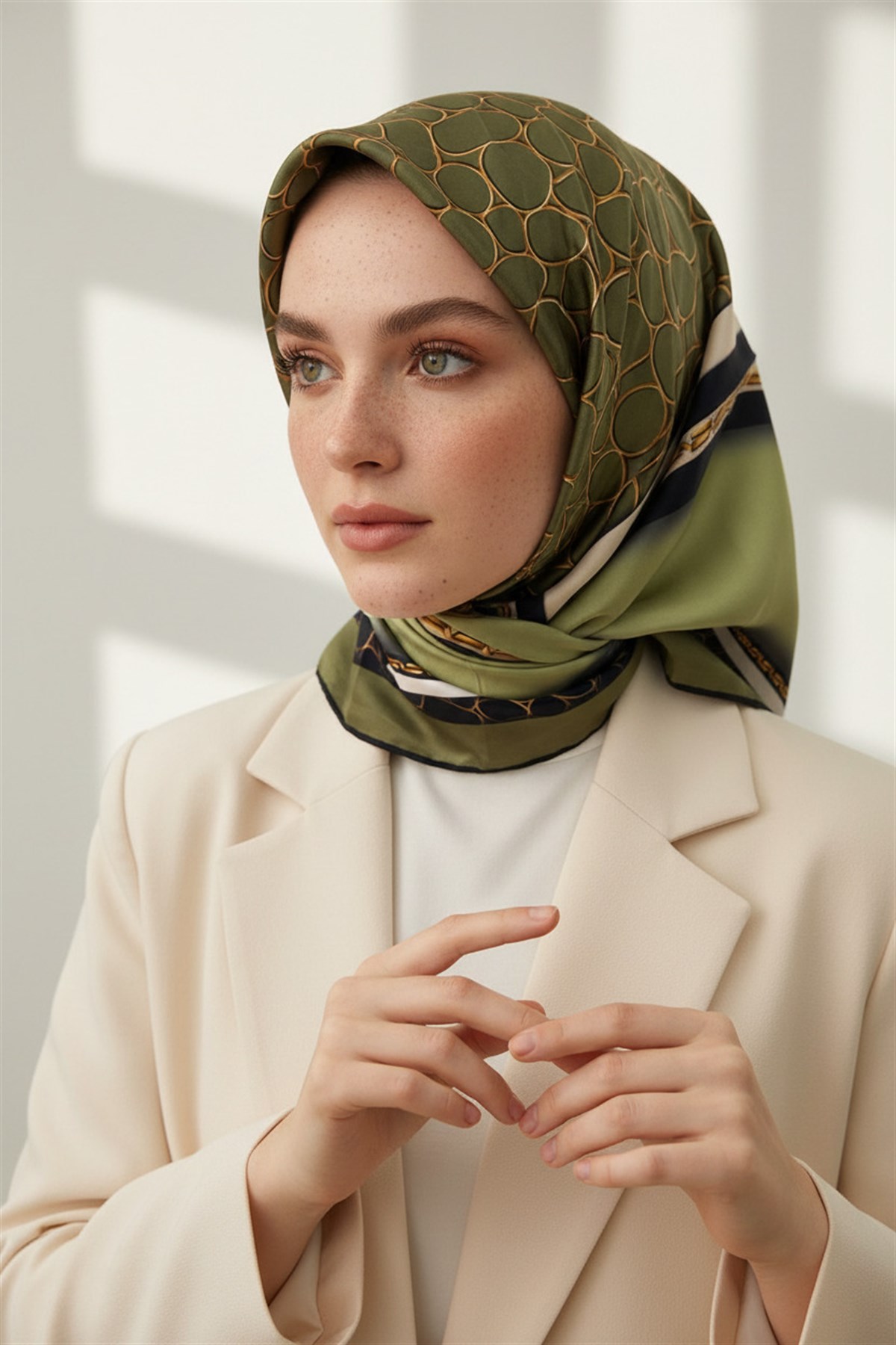 %100 Twill İpek Gold Halka Desenli Haki - Siyah Renkli 90x90 Eşarp Dikim Şekli : El Dikişi
