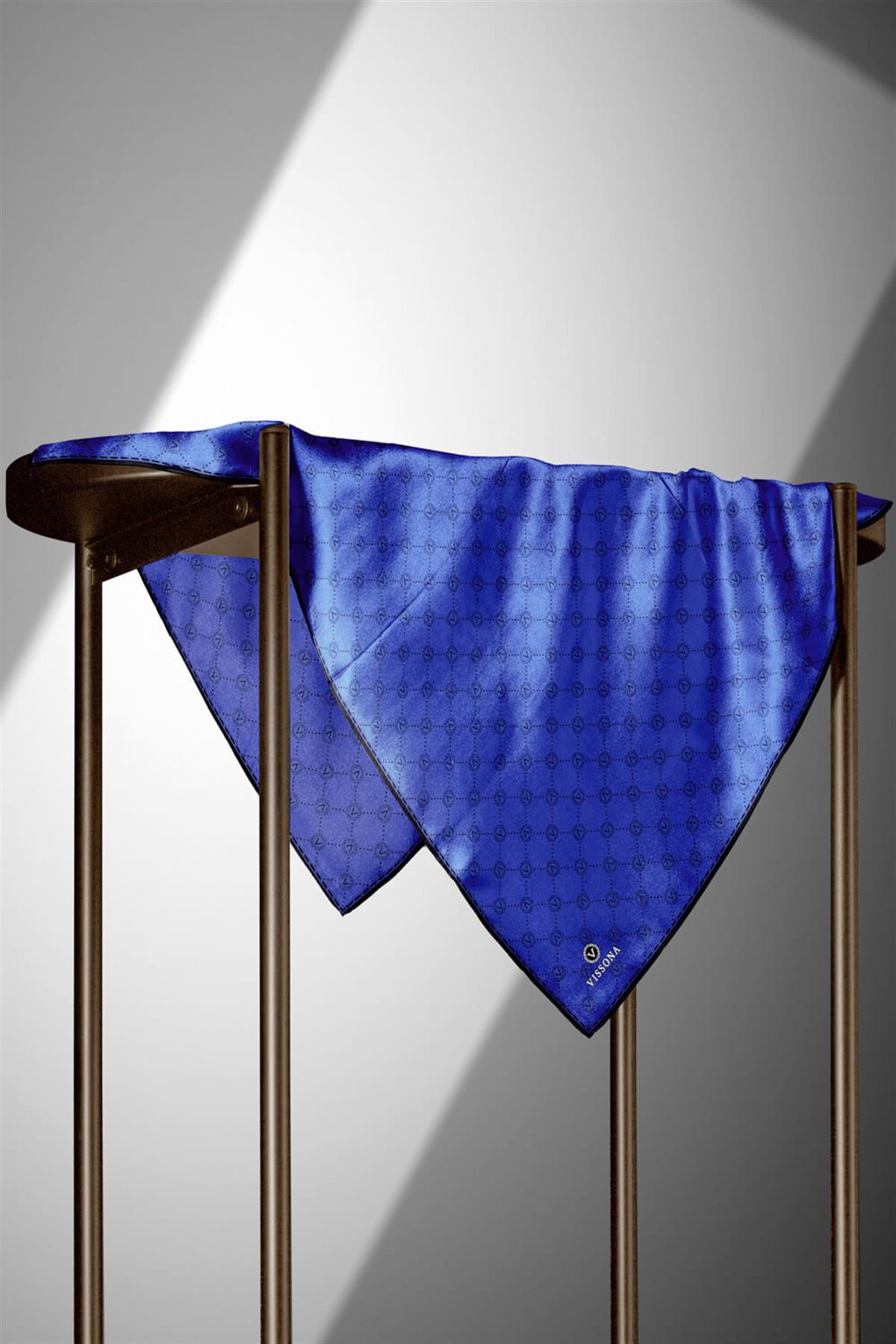 %100 Twill İpek Monogram Desenli Saks Renkli 90x90 Eşarp Dikim Şekli : El Dikişi