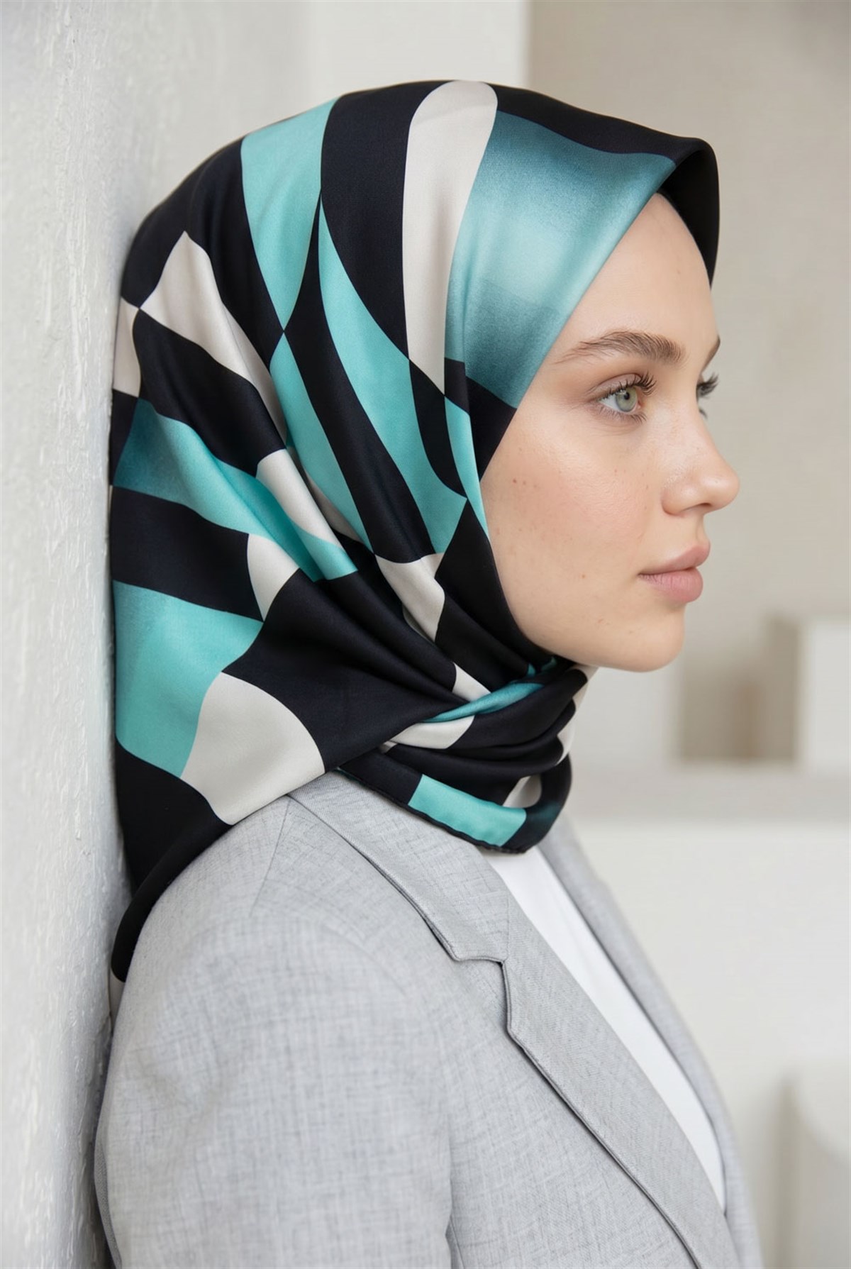 %100 Twill İpek Geometrik Desenli Mint Yeşili Renkli 90x90 Eşarp Dikim Şekli : El Dikişi