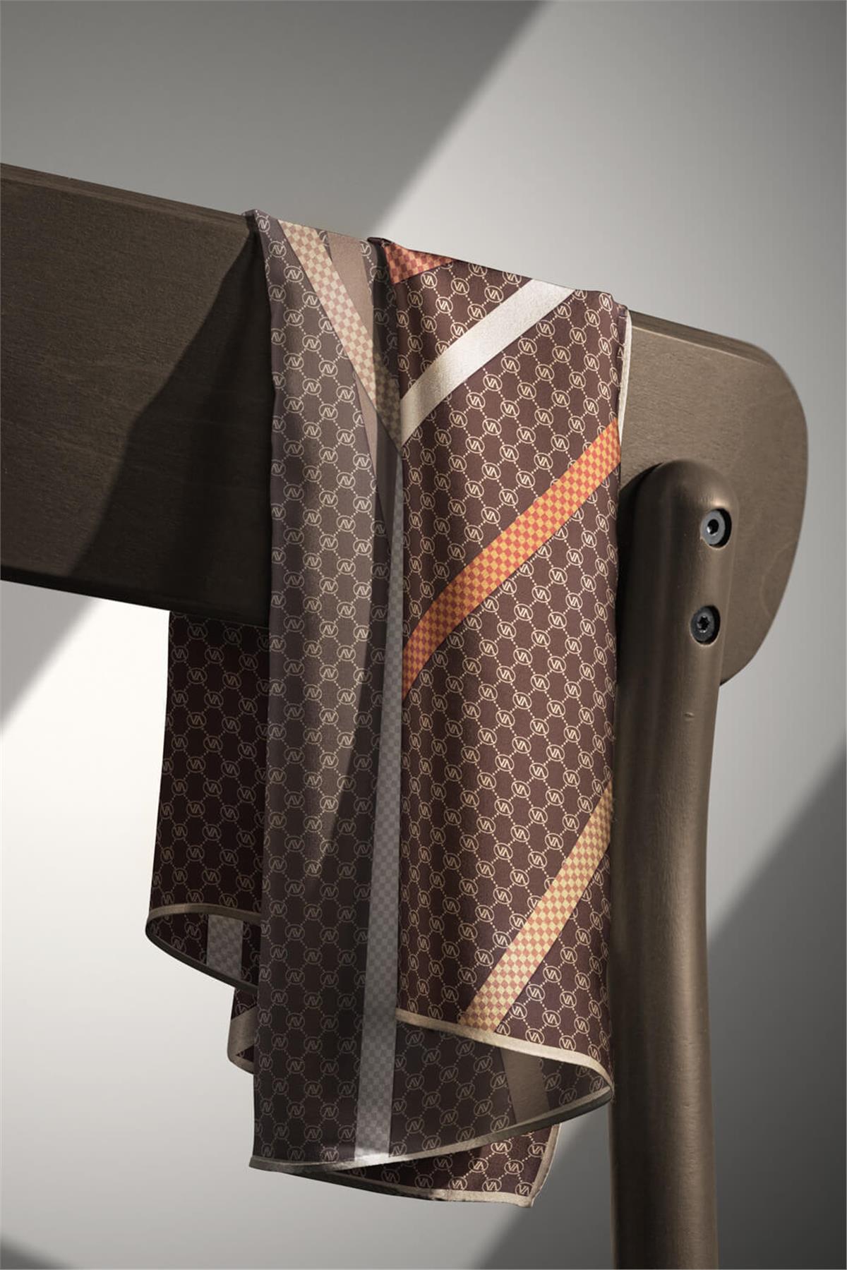 %100 Twill İpek Monogram Ve Şerit Desenli Sütlü Kahve - Bej Renkli 90x90 Eşarp Dikim Şekli : El Dikişi
