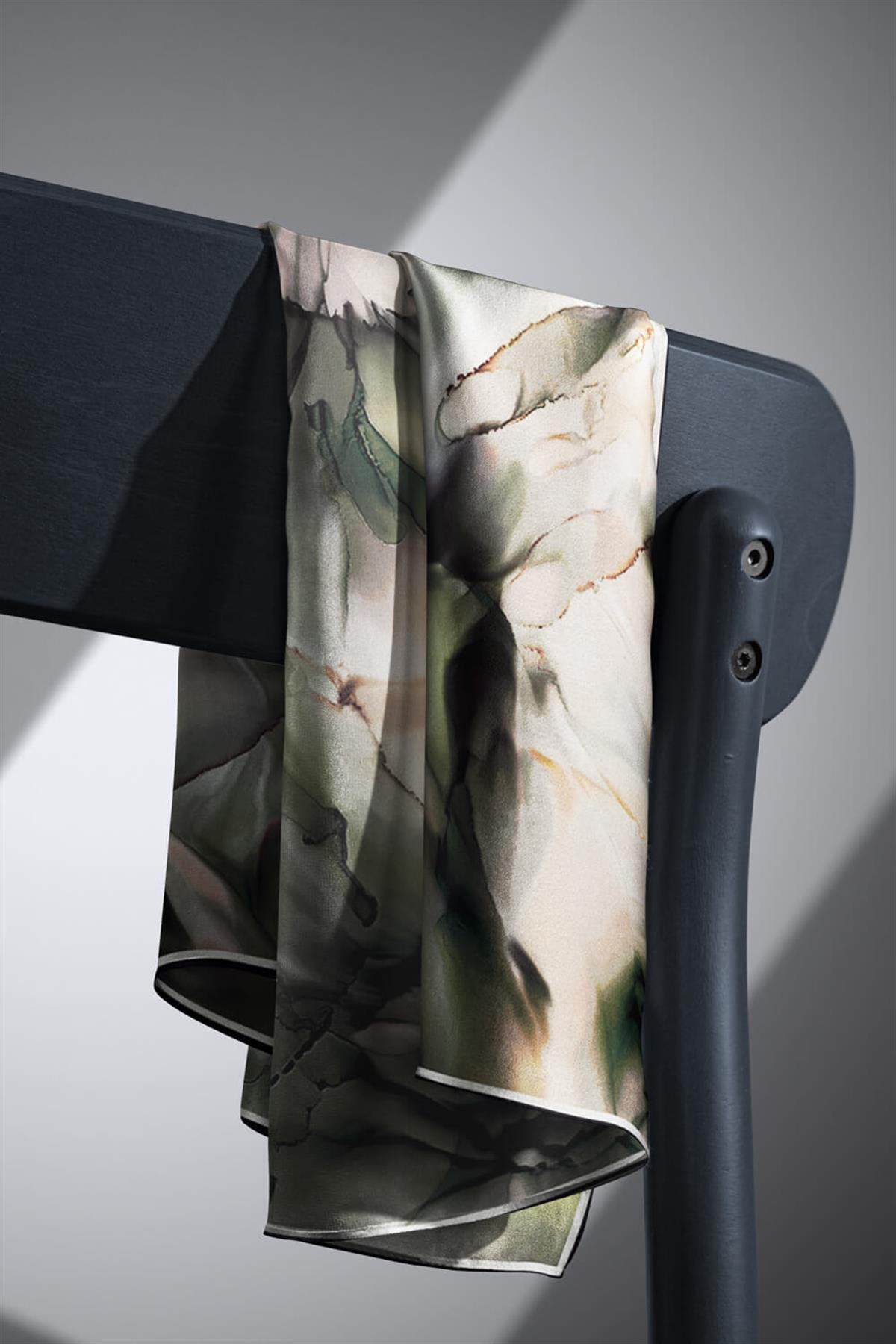 %100 Twill İpek Batik Çiçek Desenli Haki Yeşili - Vizon Renkli 90x90 Eşarp Kenar Dikiş Şekli El Dikişli