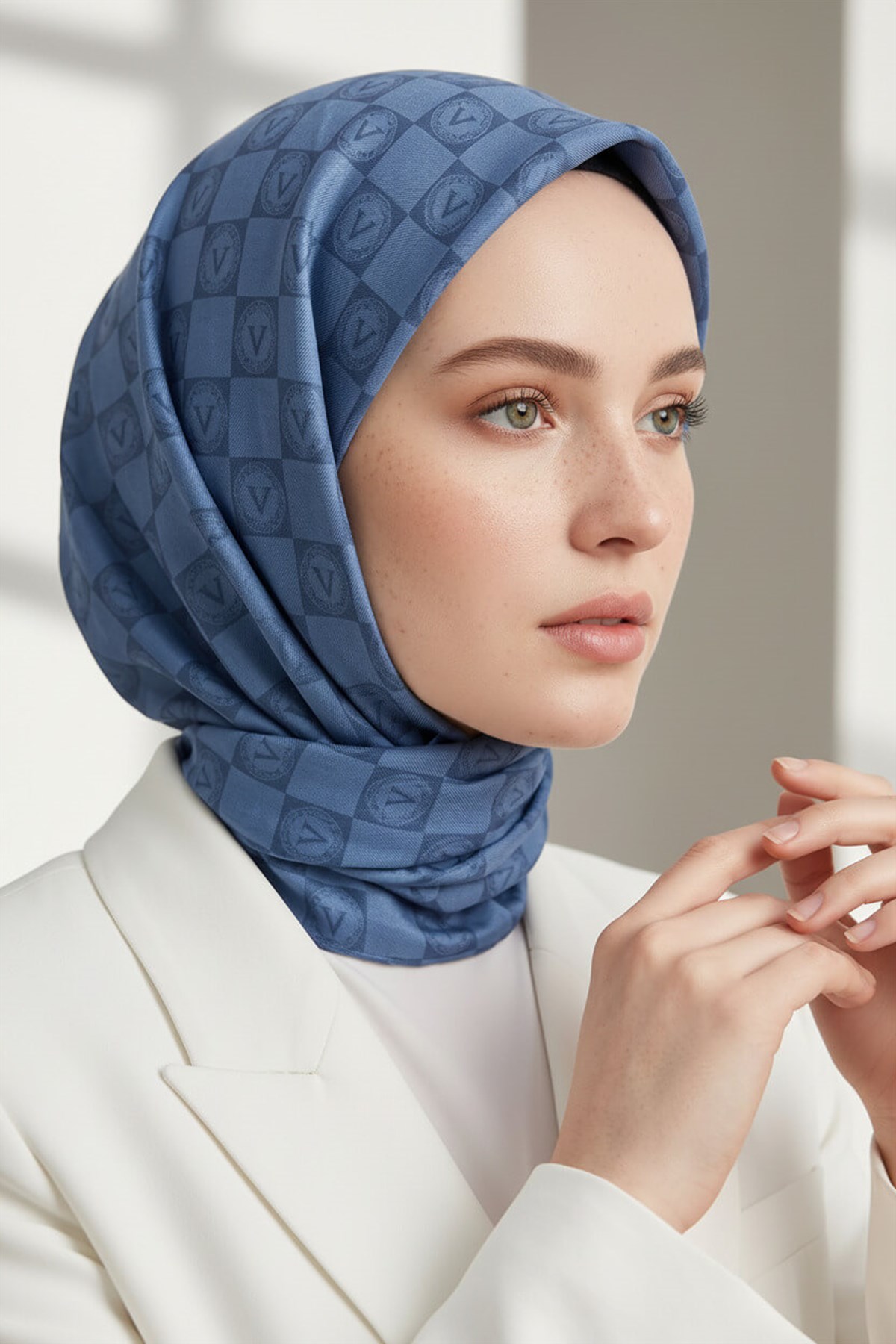 %100 Twill İpek Monogram Desenli İndigo Renkli 90x90 Eşarp Dikim Şekli : El Dikişi