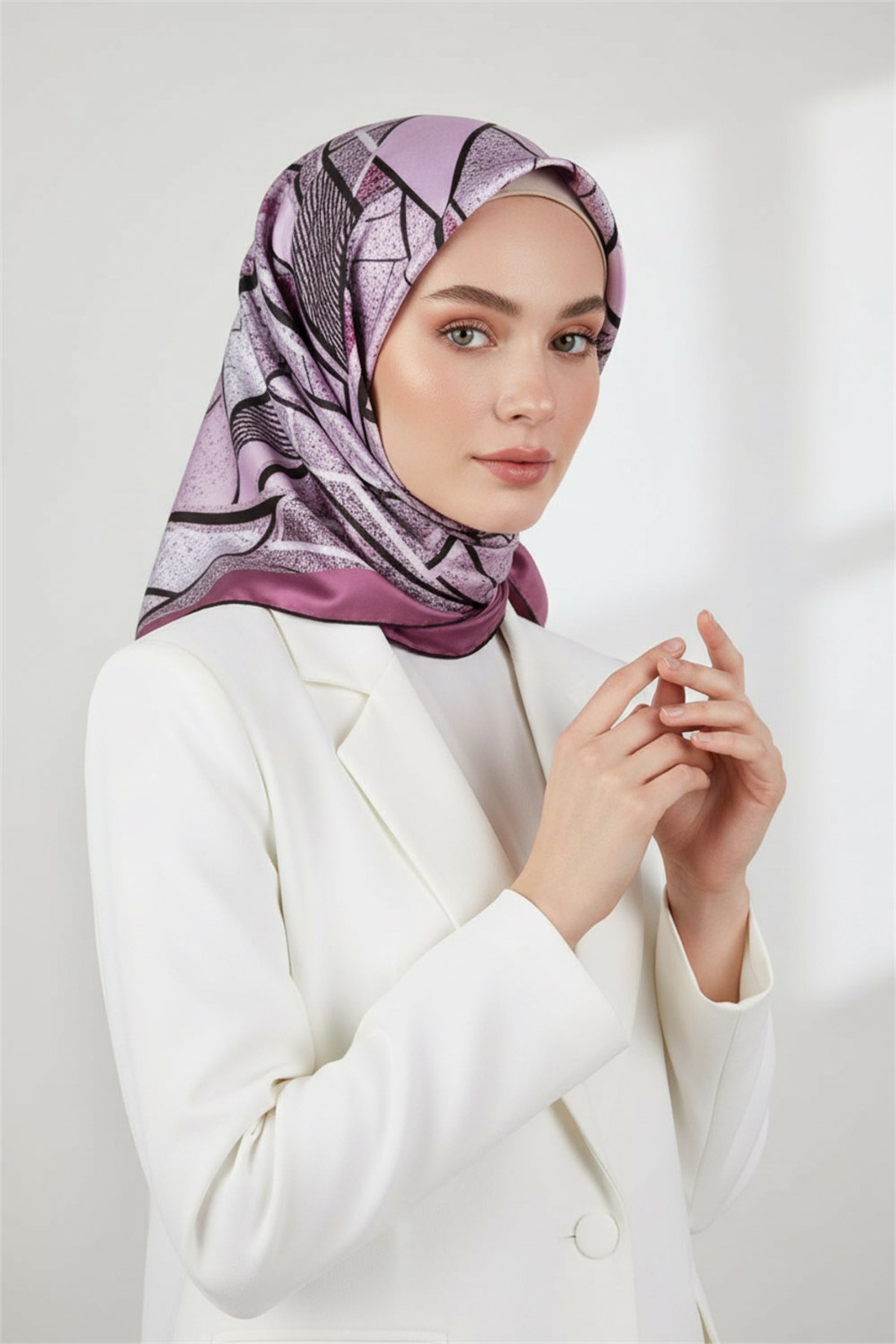 Kristal Geometrik Desenli Pembe Renkli 90x90 Eşarp (İpek İçermez) Kenar Dikiş Şekli El Dikişli