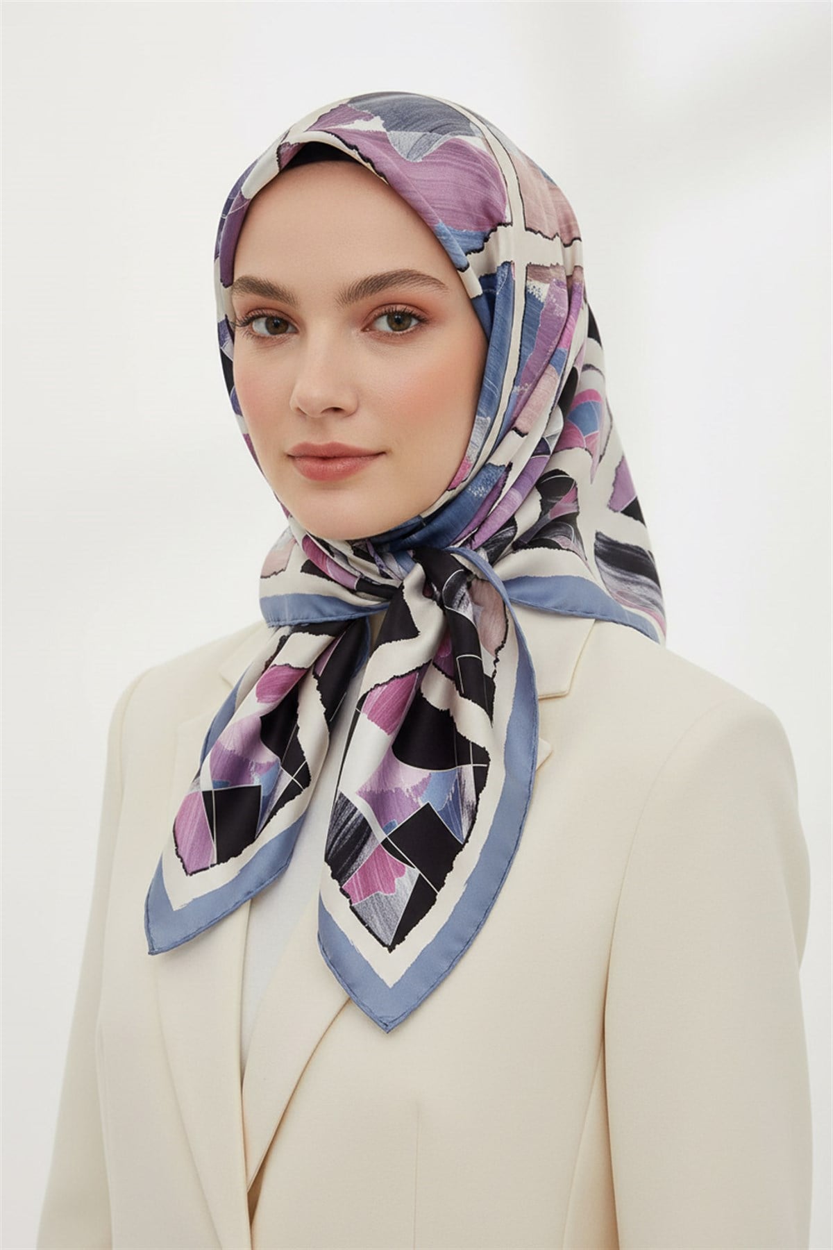 %100 Twill İpek Geometrik Desenli Bebe Mavisi - Pembe Renkli 90x90 Eşarp Dikim Şekli : El Dikişi