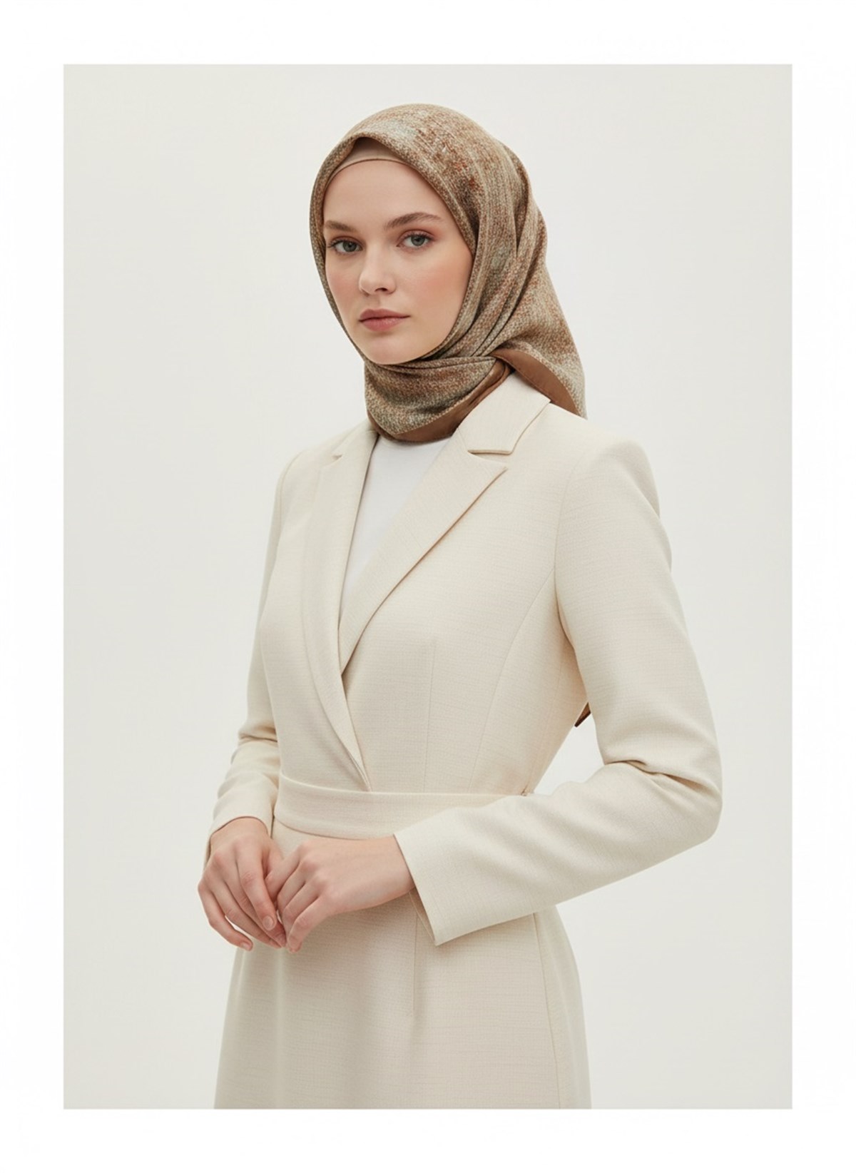 %100 Twill İpek Dokulu Desen Kahverengi - Fıstık Yeşili Renkli 90x90 Eşarp Kenar Dikiş Şekli El Dikişli