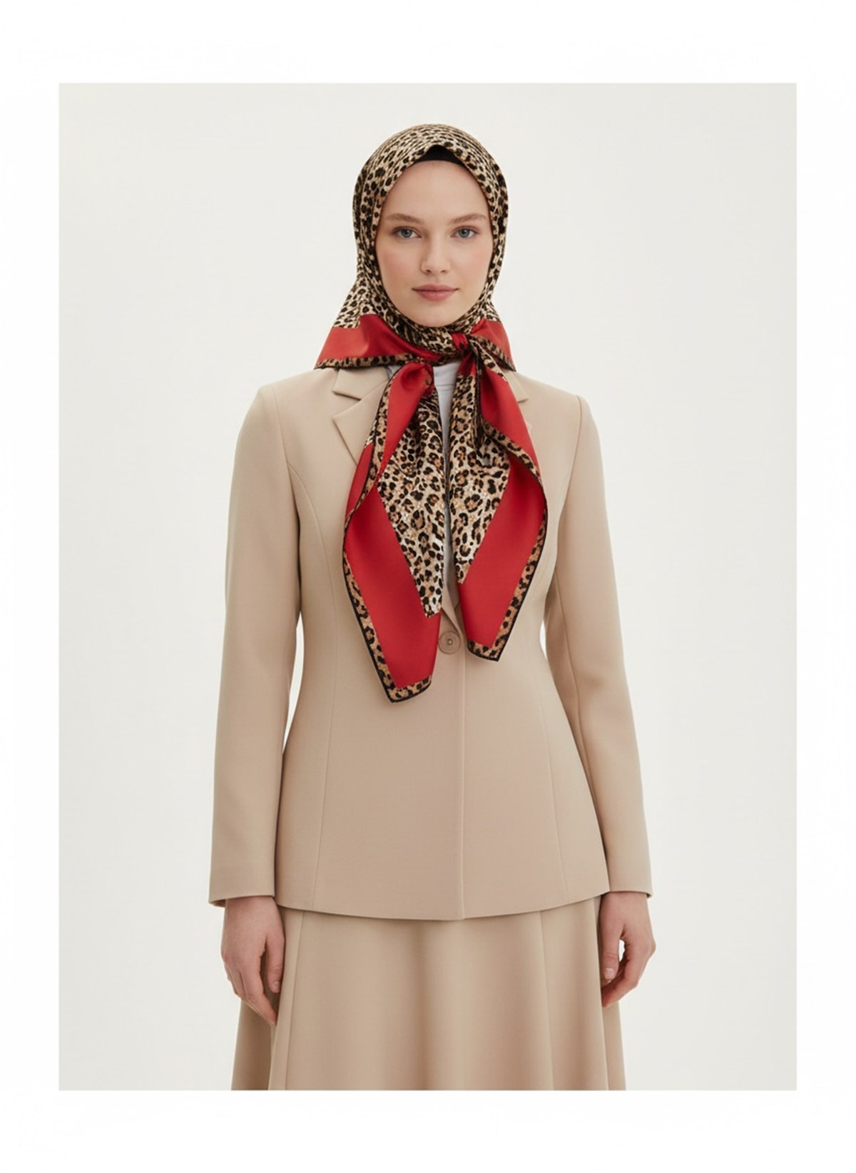 %100 Twill İpek Leopar Desenli Kırmızı Renkli 90x90 Eşarp Dikim Şekli : El Dikişi