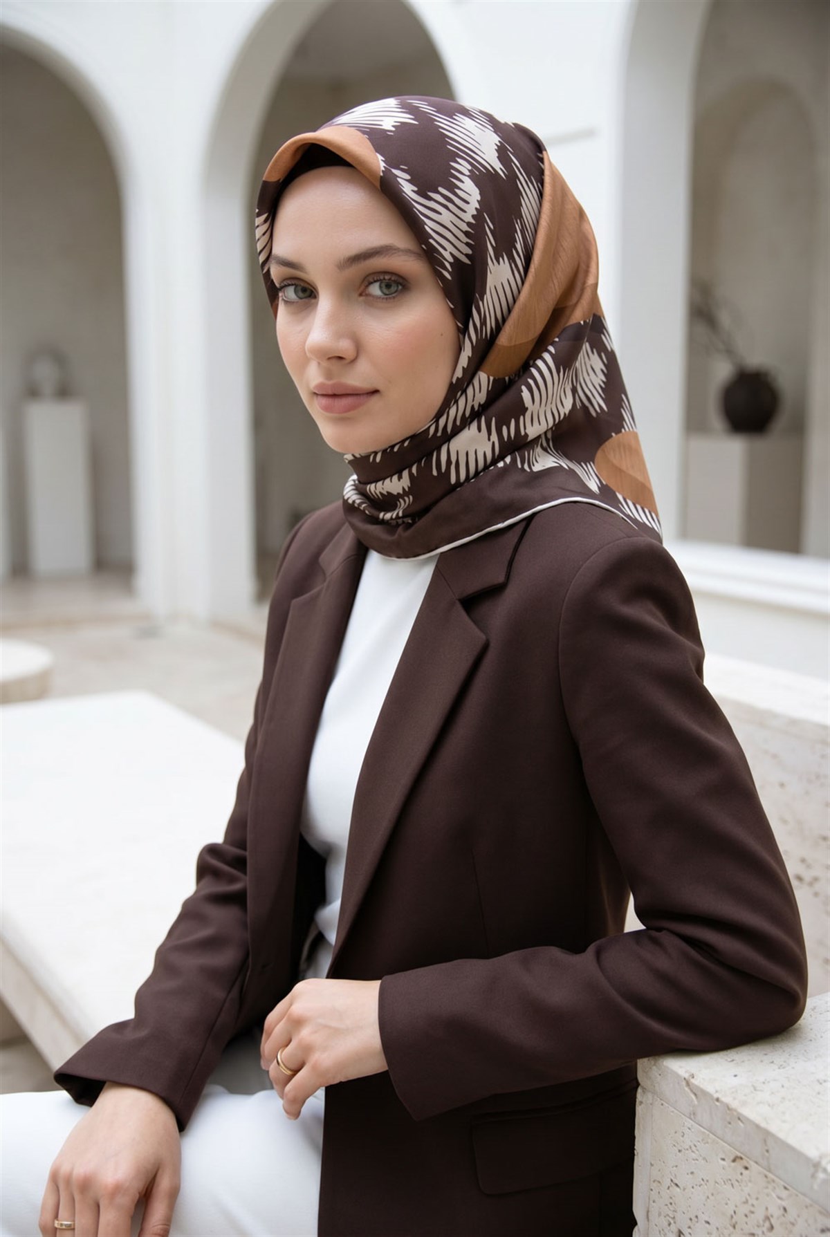 %100 Twill İpek Kazayağı Desenli Kahverengi - Bakır Renkli 90x90 Eşarp Kenar Dikiş Şekli El Dikişli
