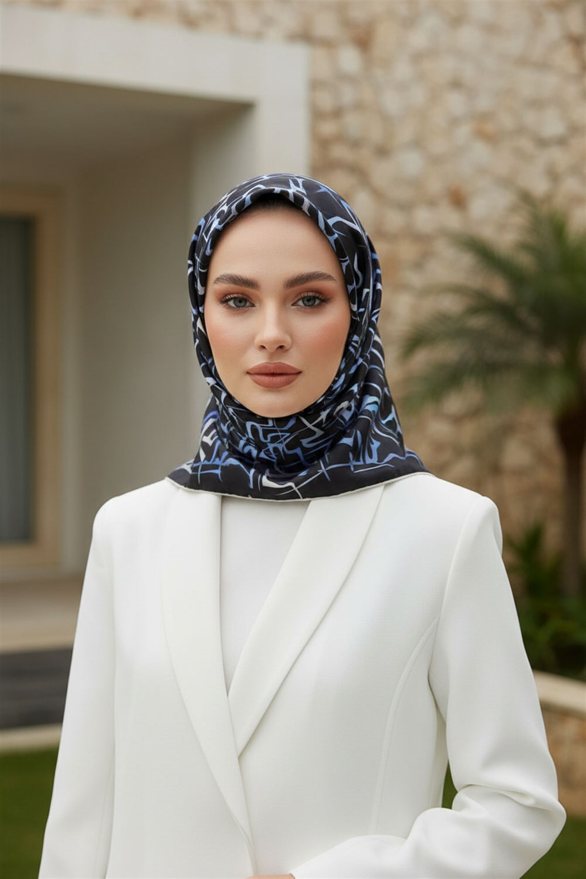 % 57 İPEK % 43 VİSKON Twill İpek Soyut Geometrik Desenli İndigo - Gri Renkli 90x90 Eşarp Dikim Şekli : El Dikişi