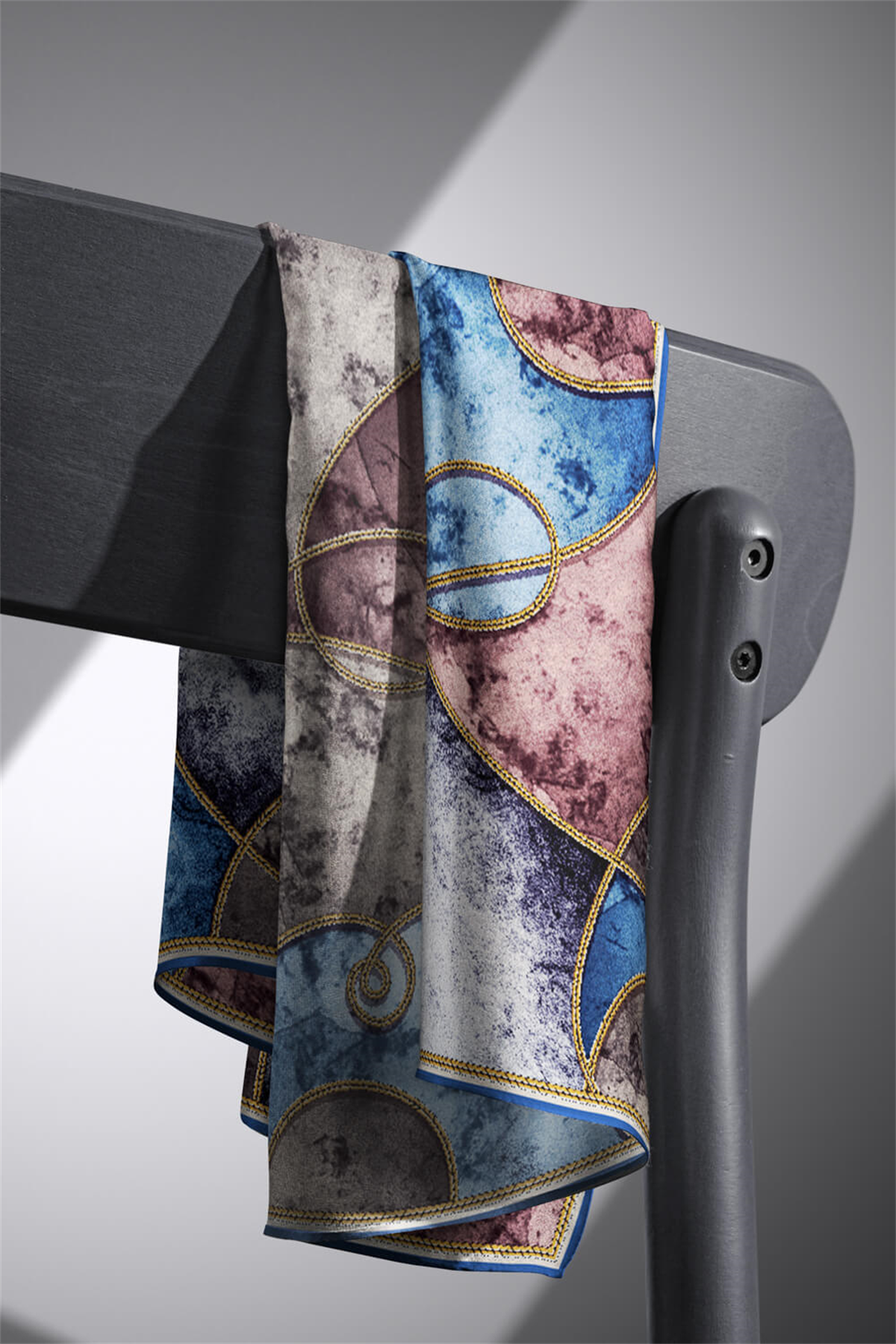 % 57 İPEK % 43 VİSKON Twill İpek Zincirli Mermer Desenli Bebe Mavisi - Pudra Renkli 90x90 Eşarp Dikim Şekli : El Dikişi