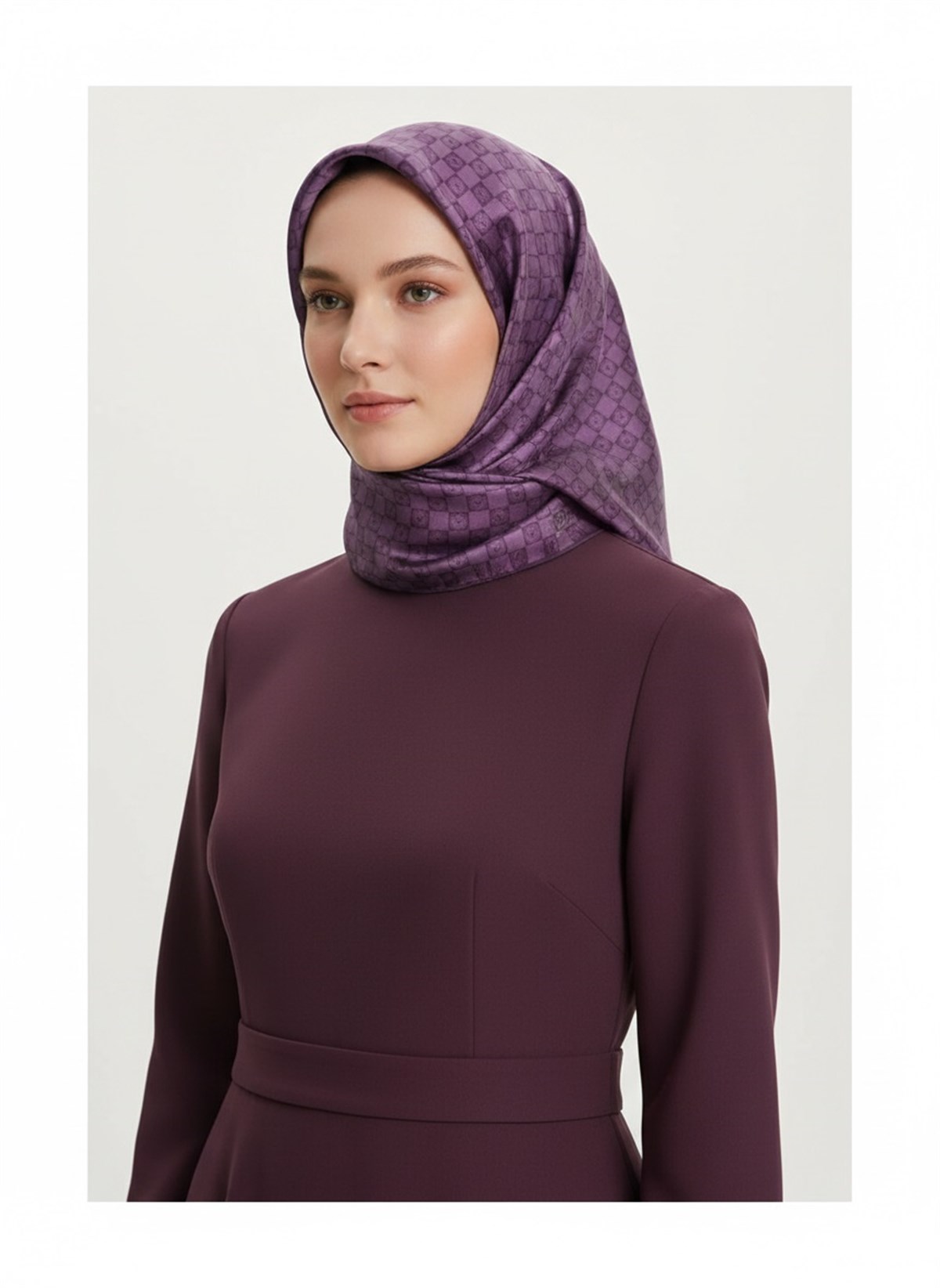 %100 Twill İpek Monogram Desenli Sirke Renkli 90x90 Eşarp Dikim Şekli : El Dikişi