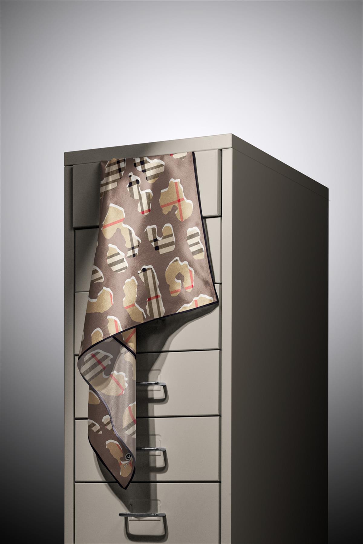 %100 Twill İpek Leopar Desenli Bej - Bej Renkli 90x90 Eşarp Dikim Şekli : El Dikişi