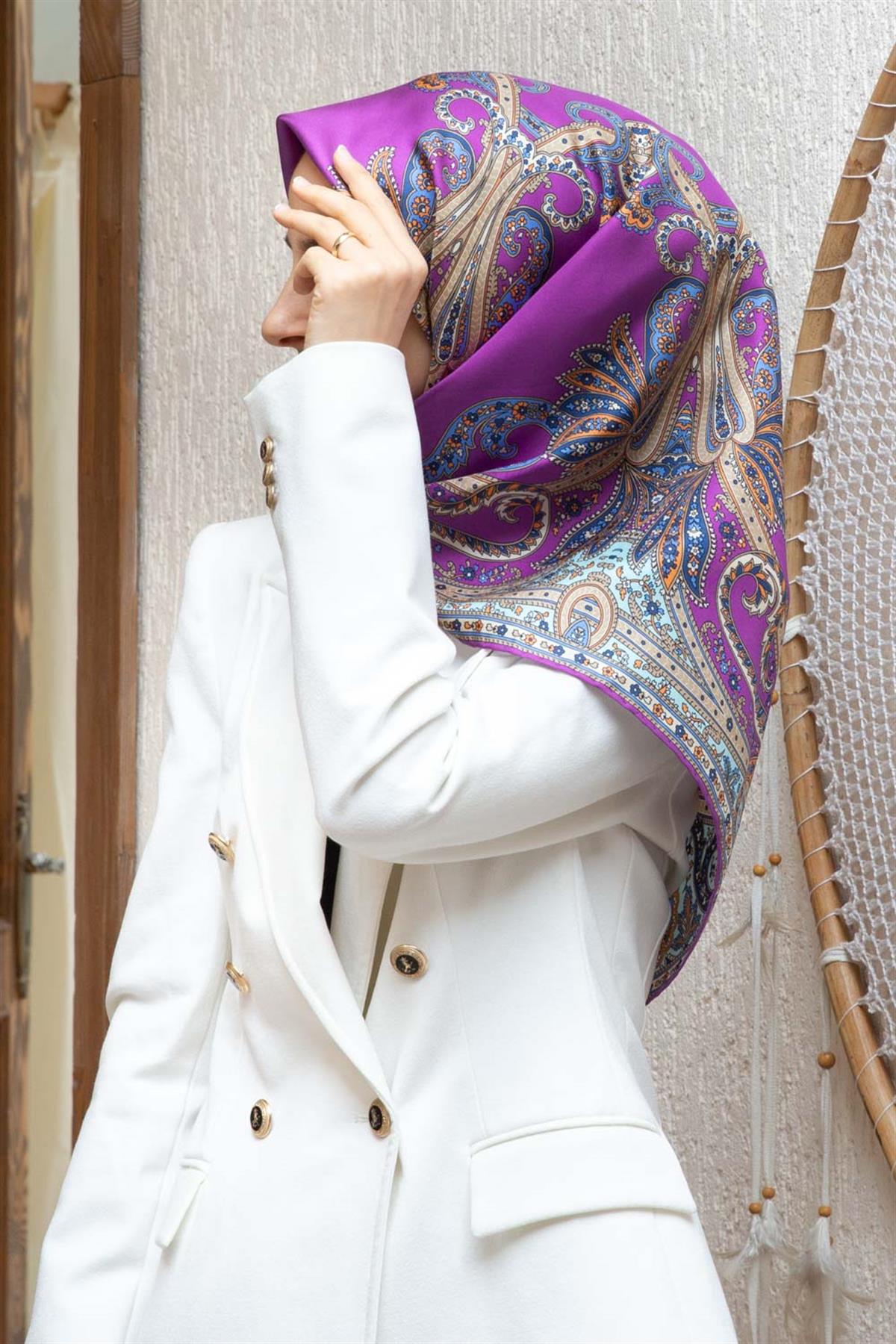 %100 Twill İpek Şal Desenli Fuşya Renkli 90x90 Eşarp Dikim Şekli : El Dikişi
