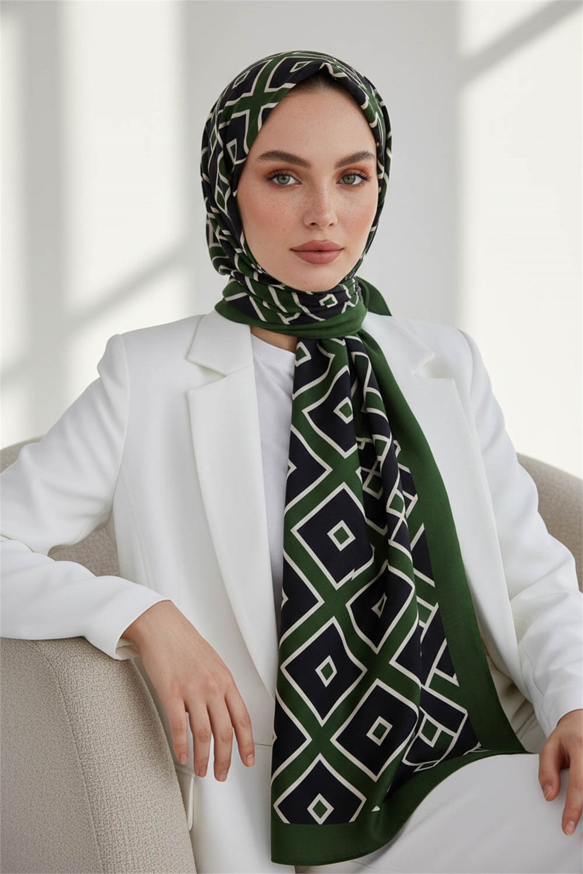 KREP GEOMETRİK DESENLİ ZÜMRÜT YEŞİLİ RENKLİ 75X195 KIRIŞMAZ ŞAL