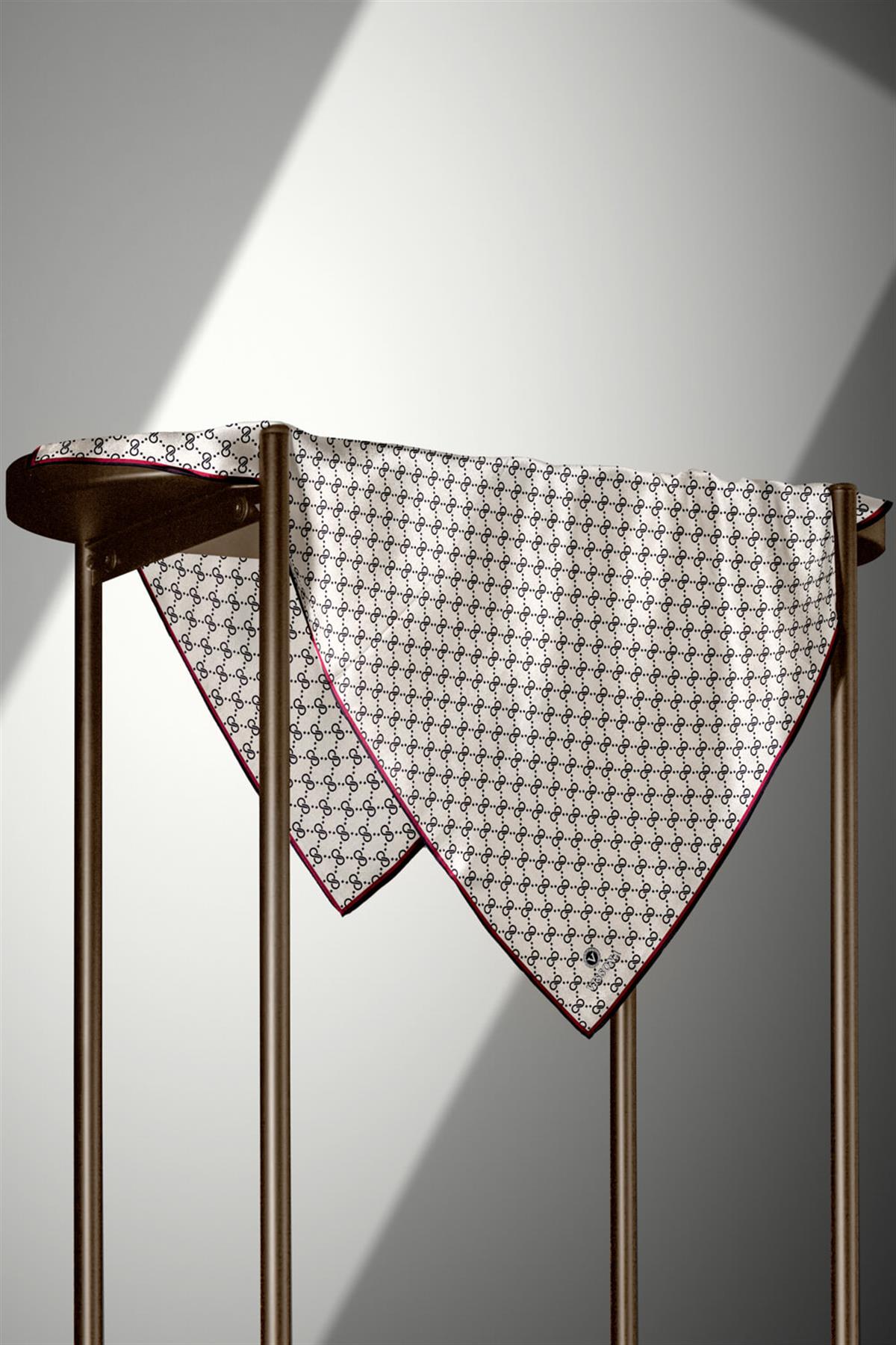 %100 Twill İpek Geometrik Desenli Siyah - Krem Renkli 90x90 Eşarp Dikim Şekli : El Dikişi