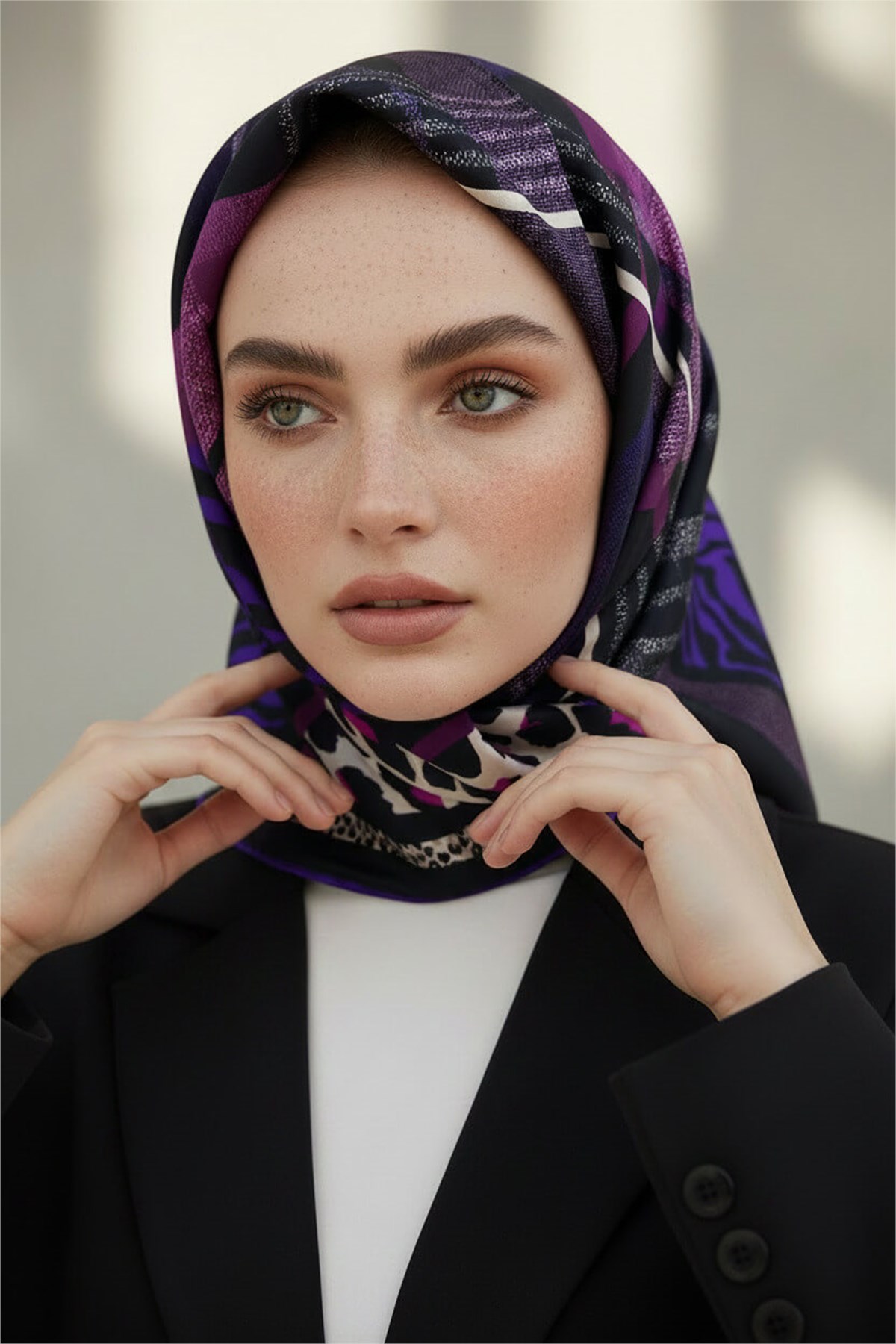 %100 Twill İpek Ekoseli Ve Leopar Desenli Siyah - Mor Renkli 90x90 Eşarp Dikim Şekli : El Dikişi