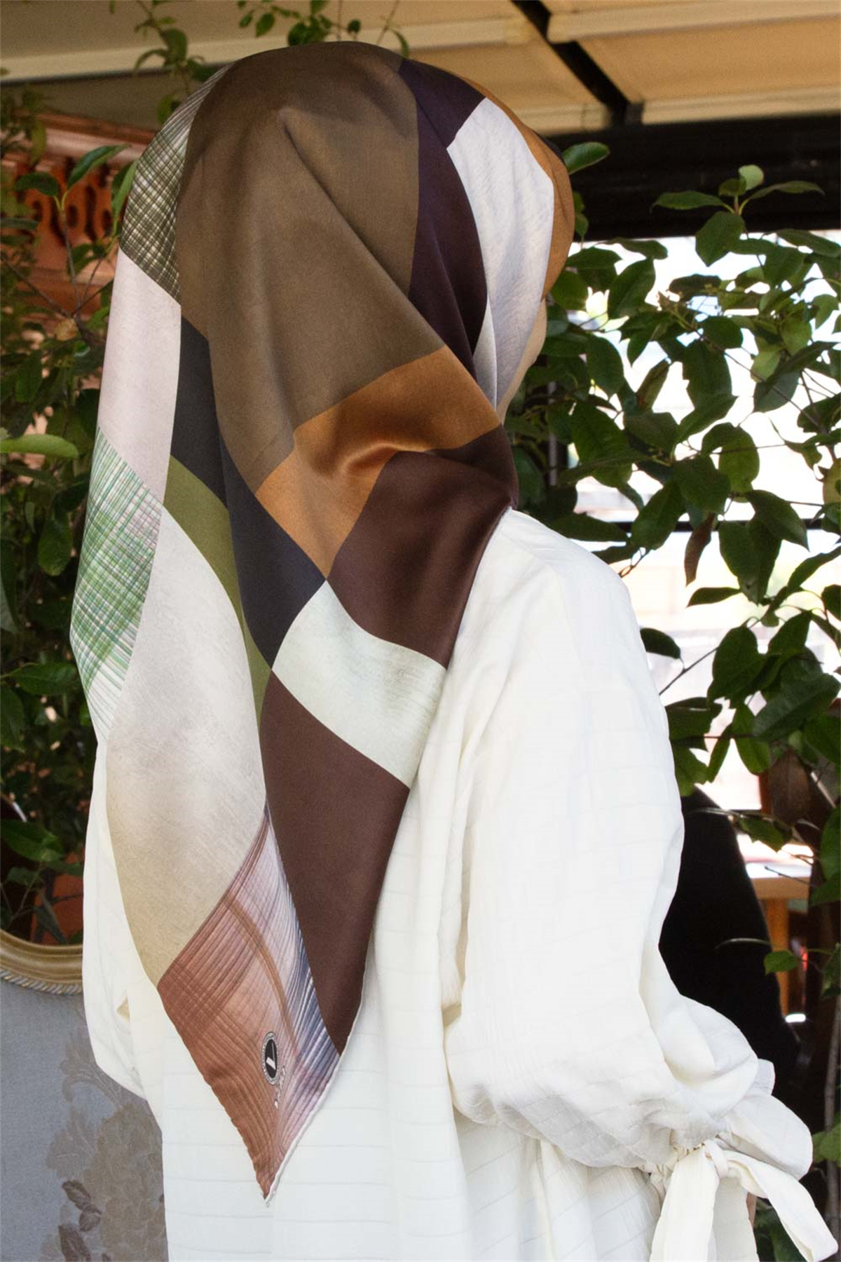 Twill Geometrik Desenli Vizon Renkli 90x90 Eşarp (İpek İçermez) Kenar Dikiş Şekli El Dikişli