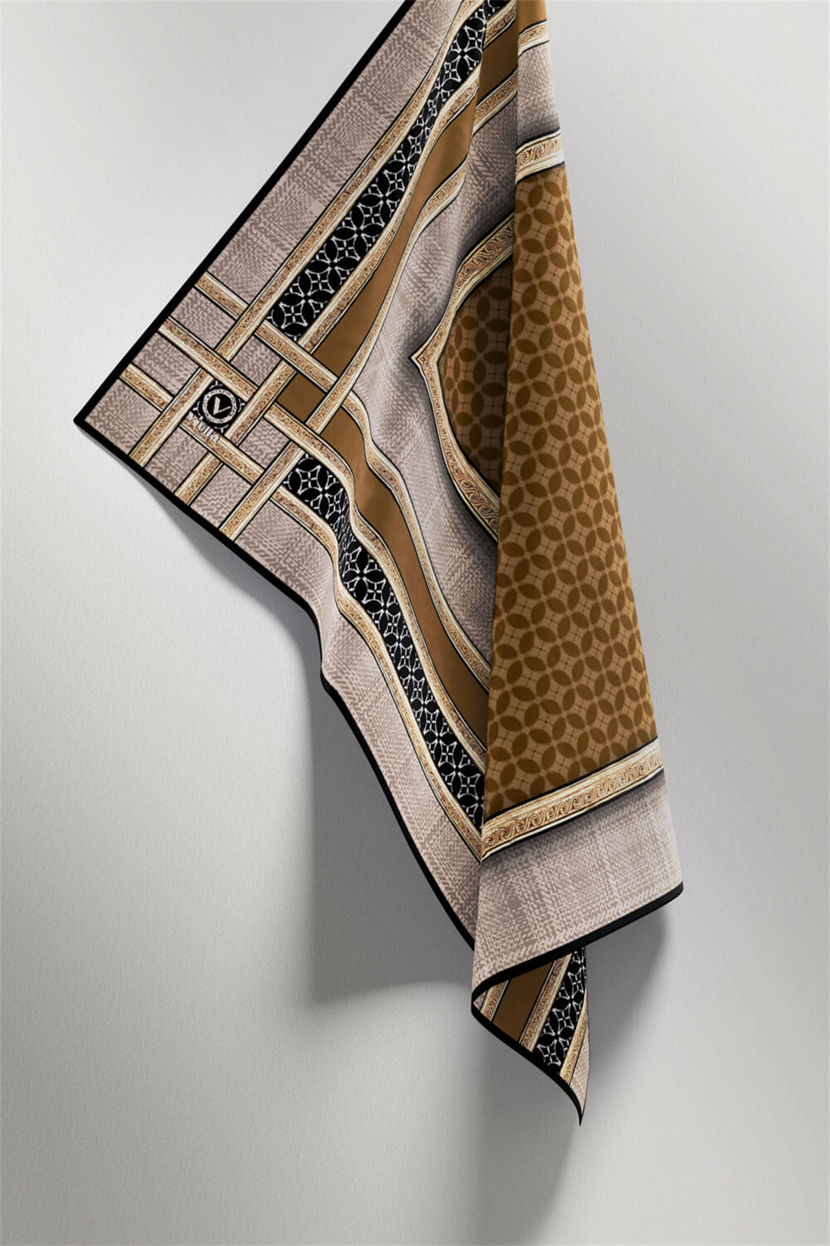 Twill Gold Bordürlü Geometrik Desenli Hardal Renkli 90x90 Eşarp (İpek İçermez) Kenar Dikiş Şekli El Dikişli