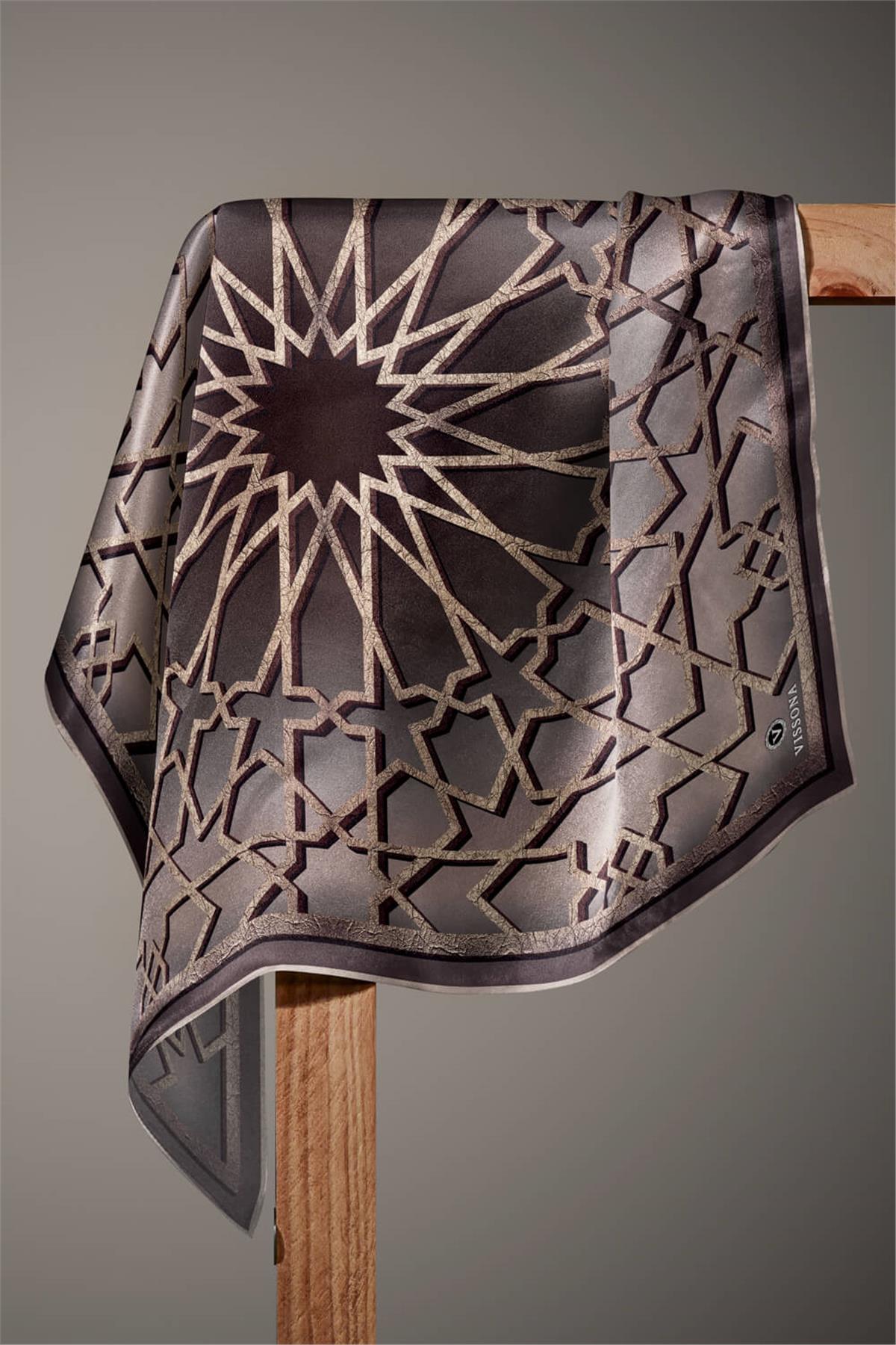 %100 Twill Türk Motifi  Desenli Taş Renkli 90x90 Eşarp Dikim Şekli: El Dikişi