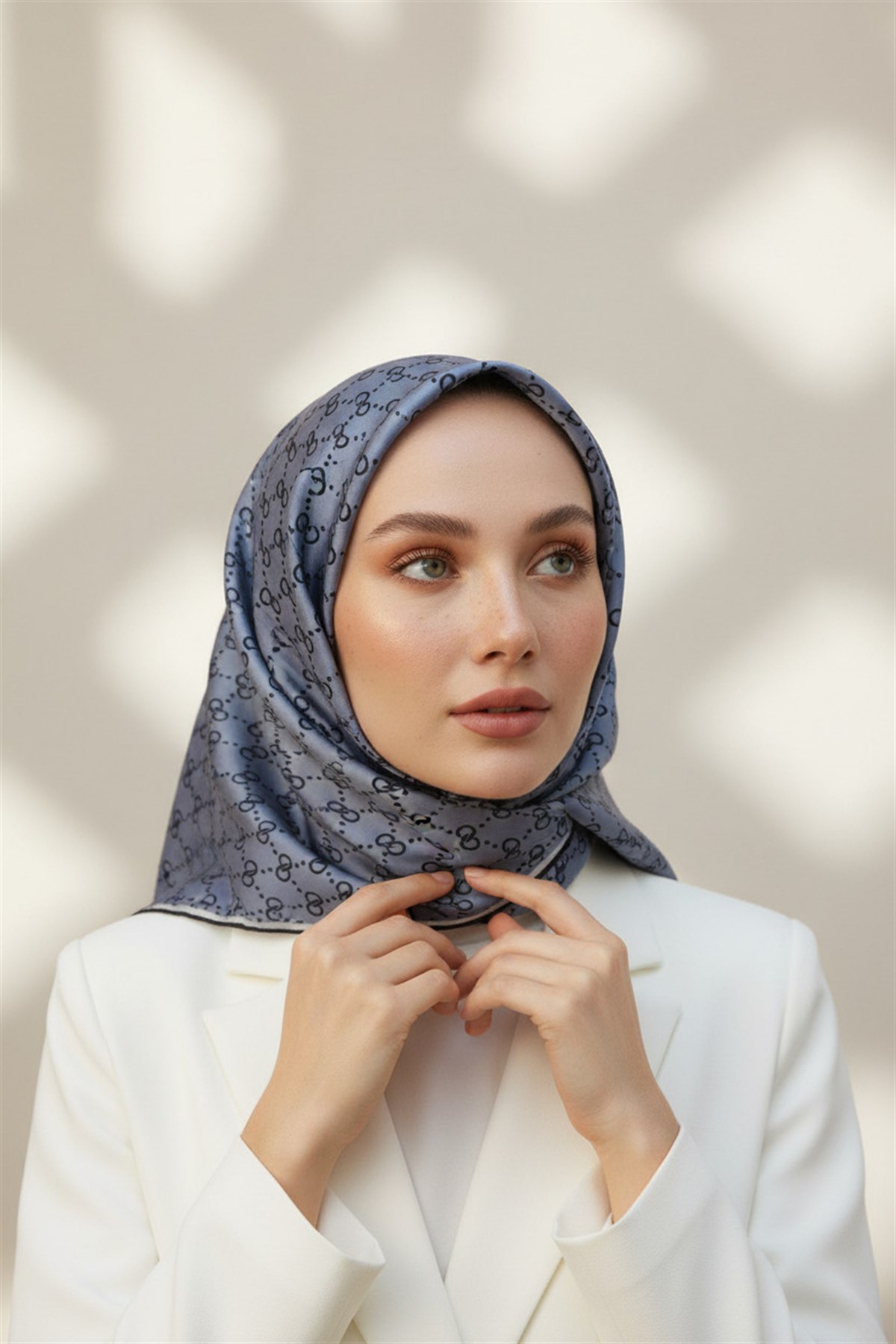 %100 Twill İpek Geometrik Desenli Siyah - Gri Renkli 90x90 Eşarp Dikim Şekli : El Dikişi